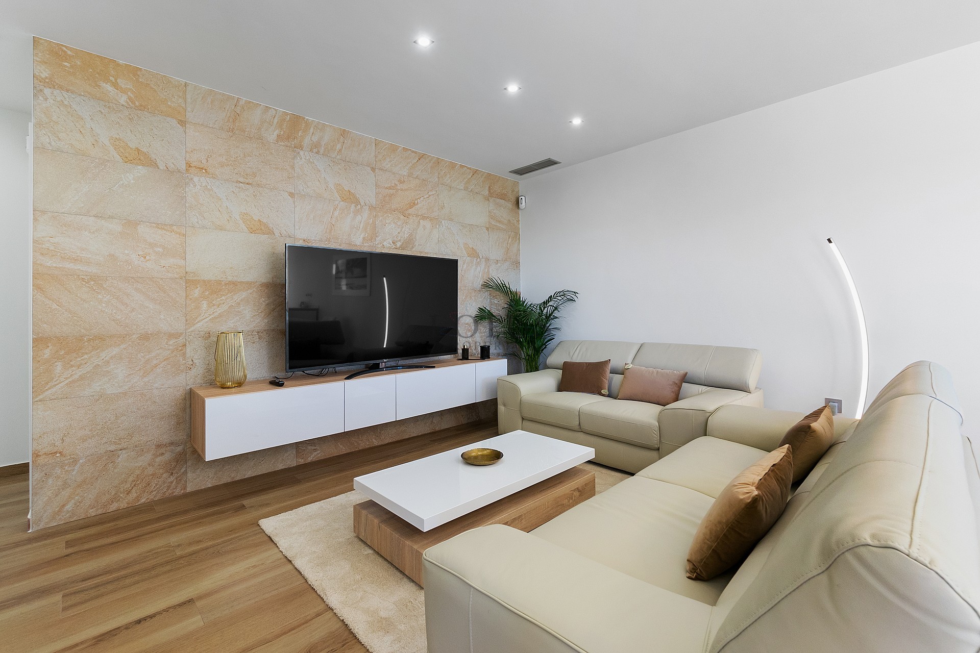 Luxury detached villa with stunning mountain views in Ciudad Quiesada - Lotus Properties