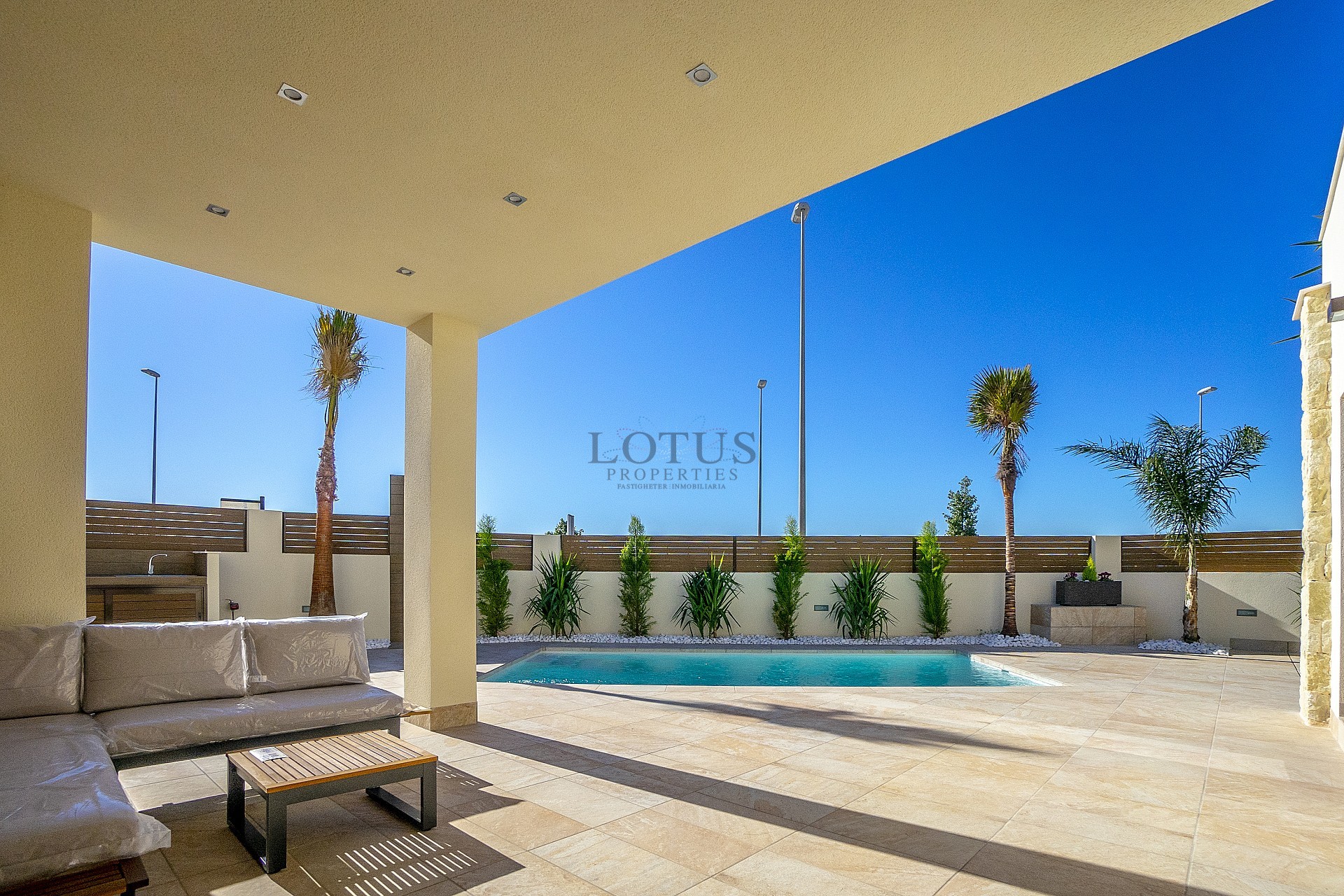 Luxury detached villa with stunning mountain views in Ciudad Quiesada - Lotus Properties