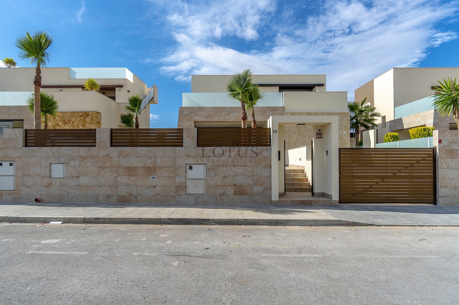 Luxury detached villa with stunning mountain views in Ciudad Quiesada - Lotus Properties