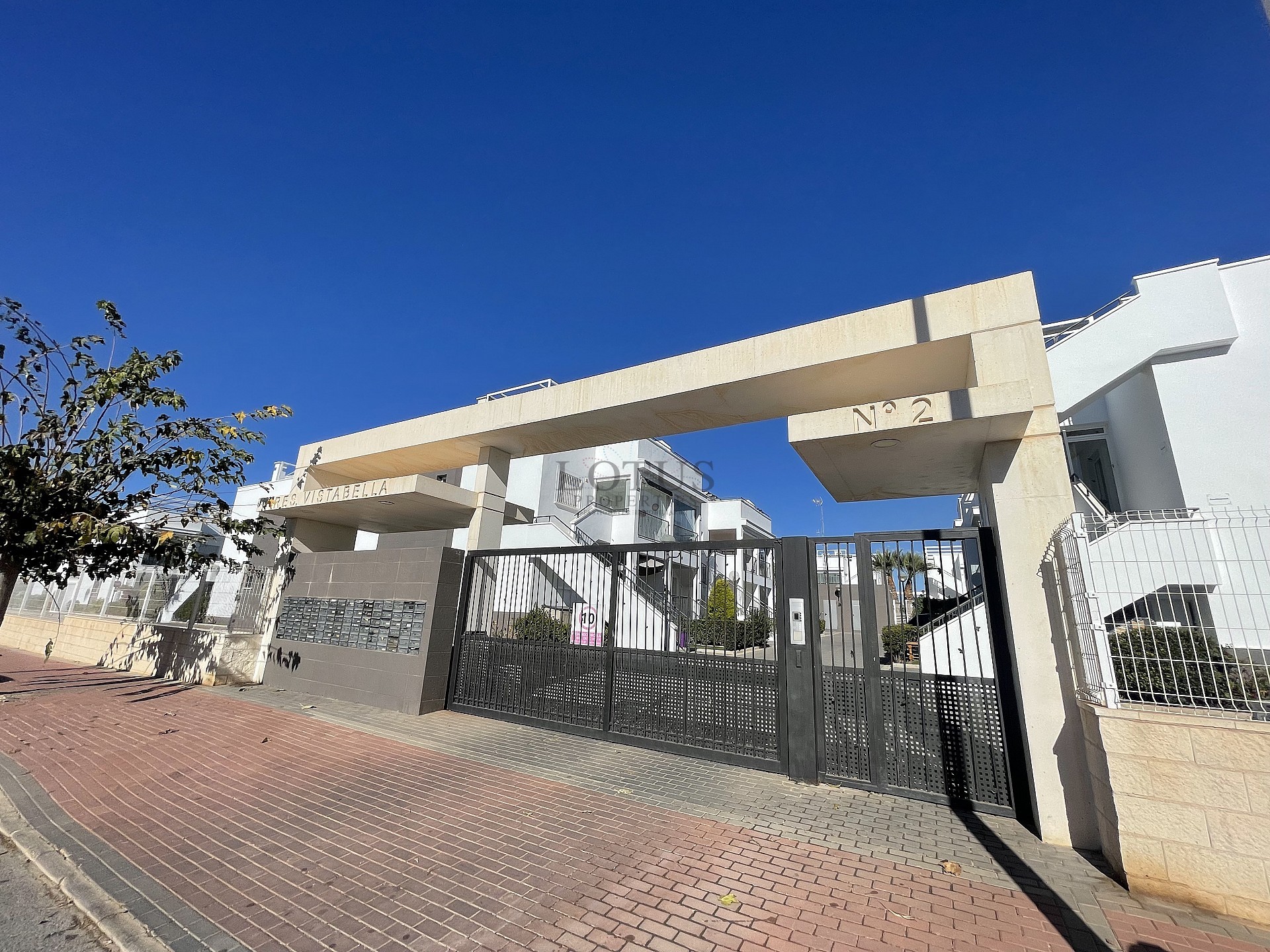 Planta orientada al sur en estado nuevo en Res. Vistabella - Aguas Nuevas - Lotus Properties