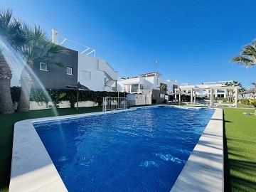 Södervänd markplan  i nyskick i Res. Vistabella - Aguas Nuevas - Lotus Properties