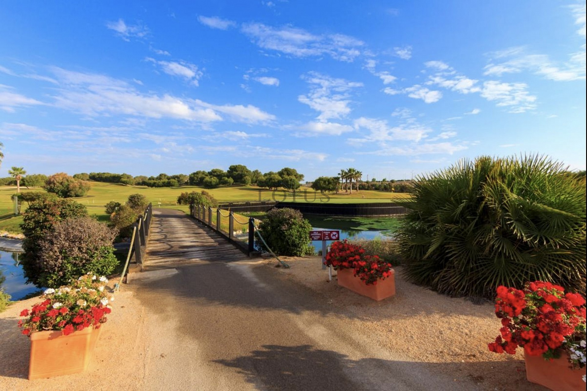 VÄLPLANERADE VILLOR I VACKRA LO ROMERO GOLF - Lotus Properties