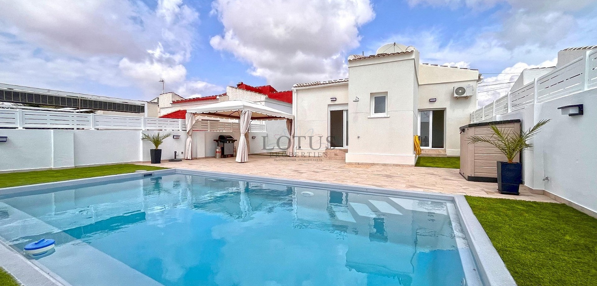 FANTASTIC RENOVATED DETACHED VILLA IN SAN LUIS - TORREVIEJA - Lotus Properties