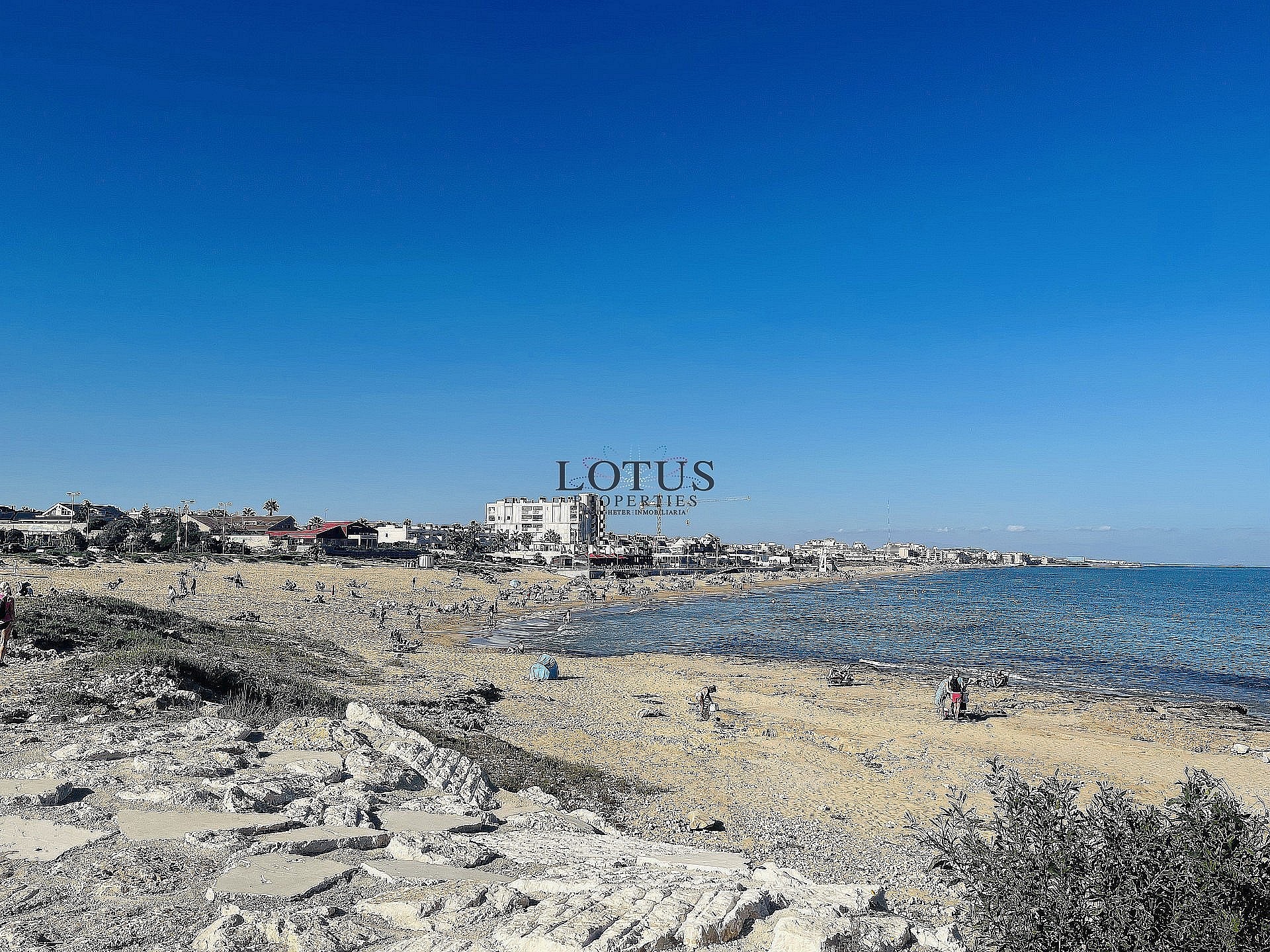Ático en cotizada Urb. ¡Altos de la Bahía XI con azotea y vista al mar! - Lotus Properties