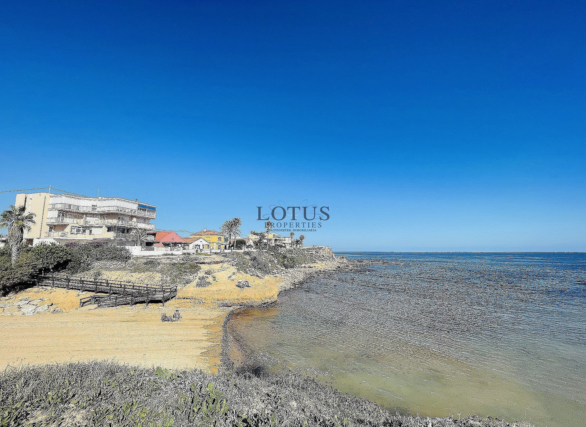 Ático en cotizada Urb. ¡Altos de la Bahía XI con azotea y vista al mar! - Lotus Properties