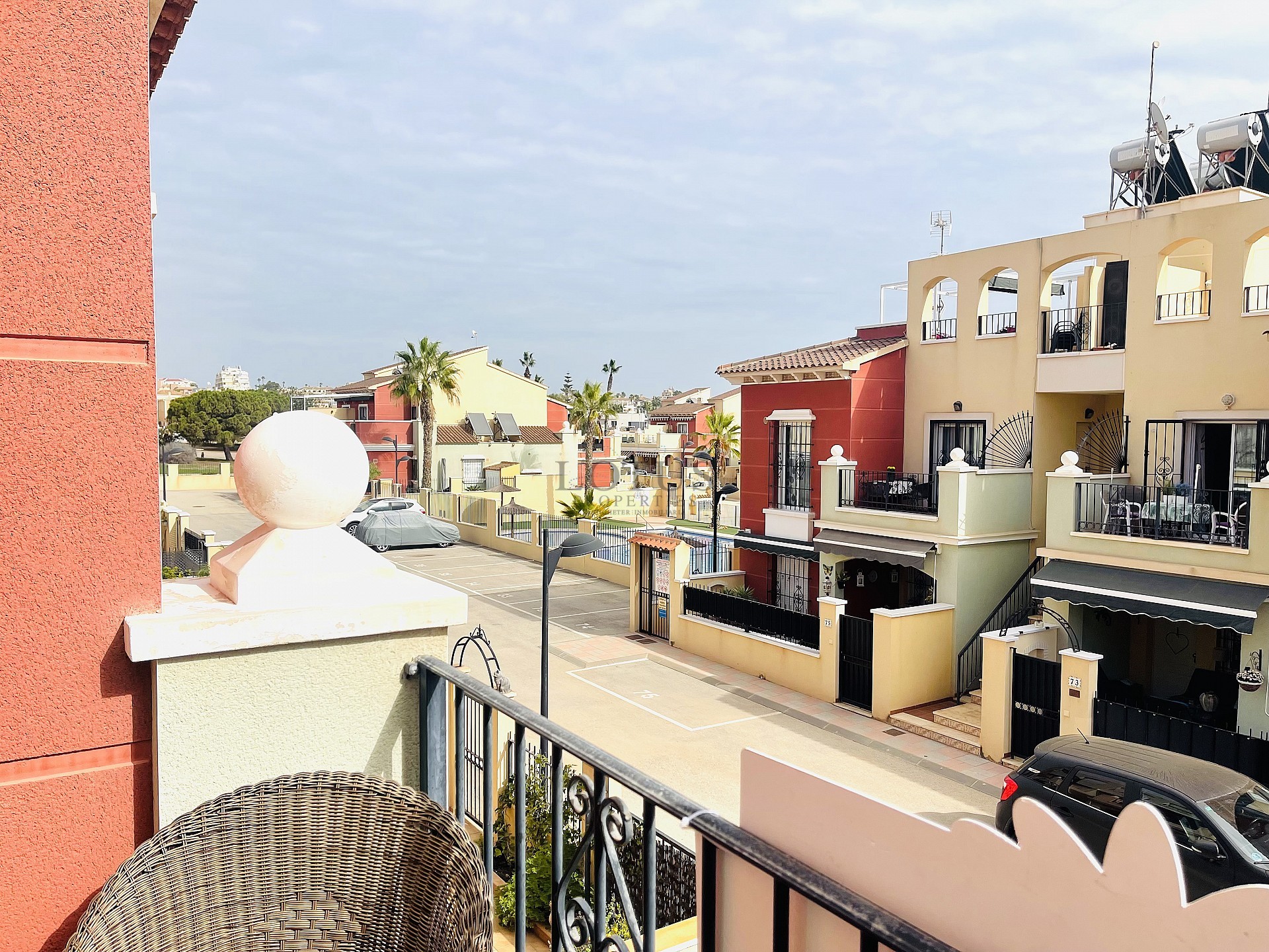 Ático en cotizada Urb. ¡Altos de la Bahía XI con azotea y vista al mar! - Lotus Properties