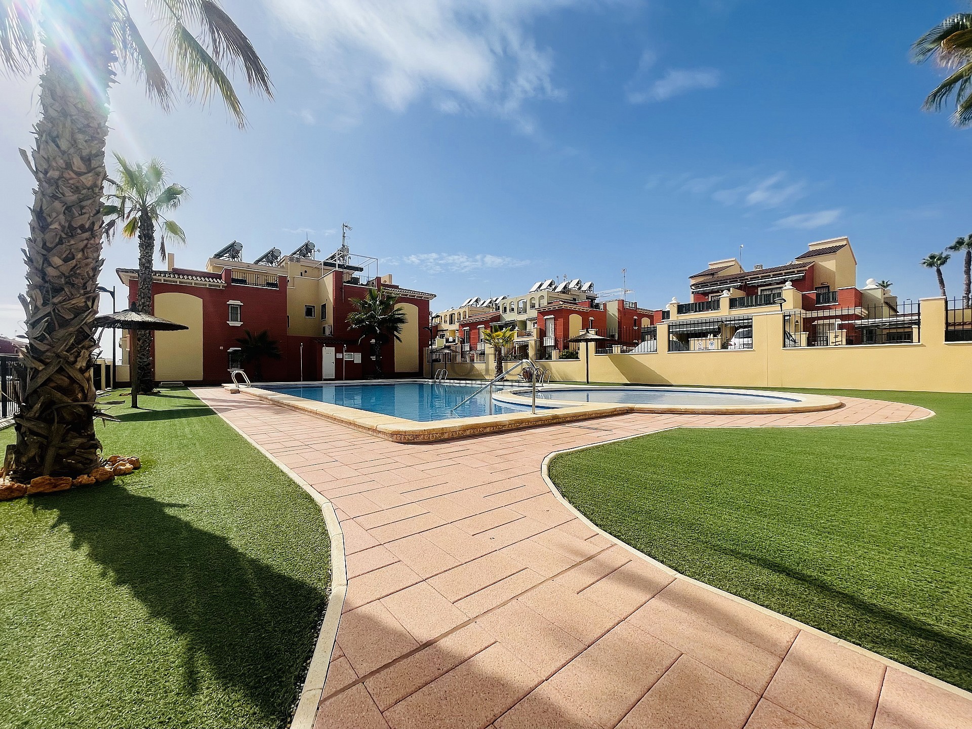 Ático en cotizada Urb. ¡Altos de la Bahía XI con azotea y vista al mar! - Lotus Properties