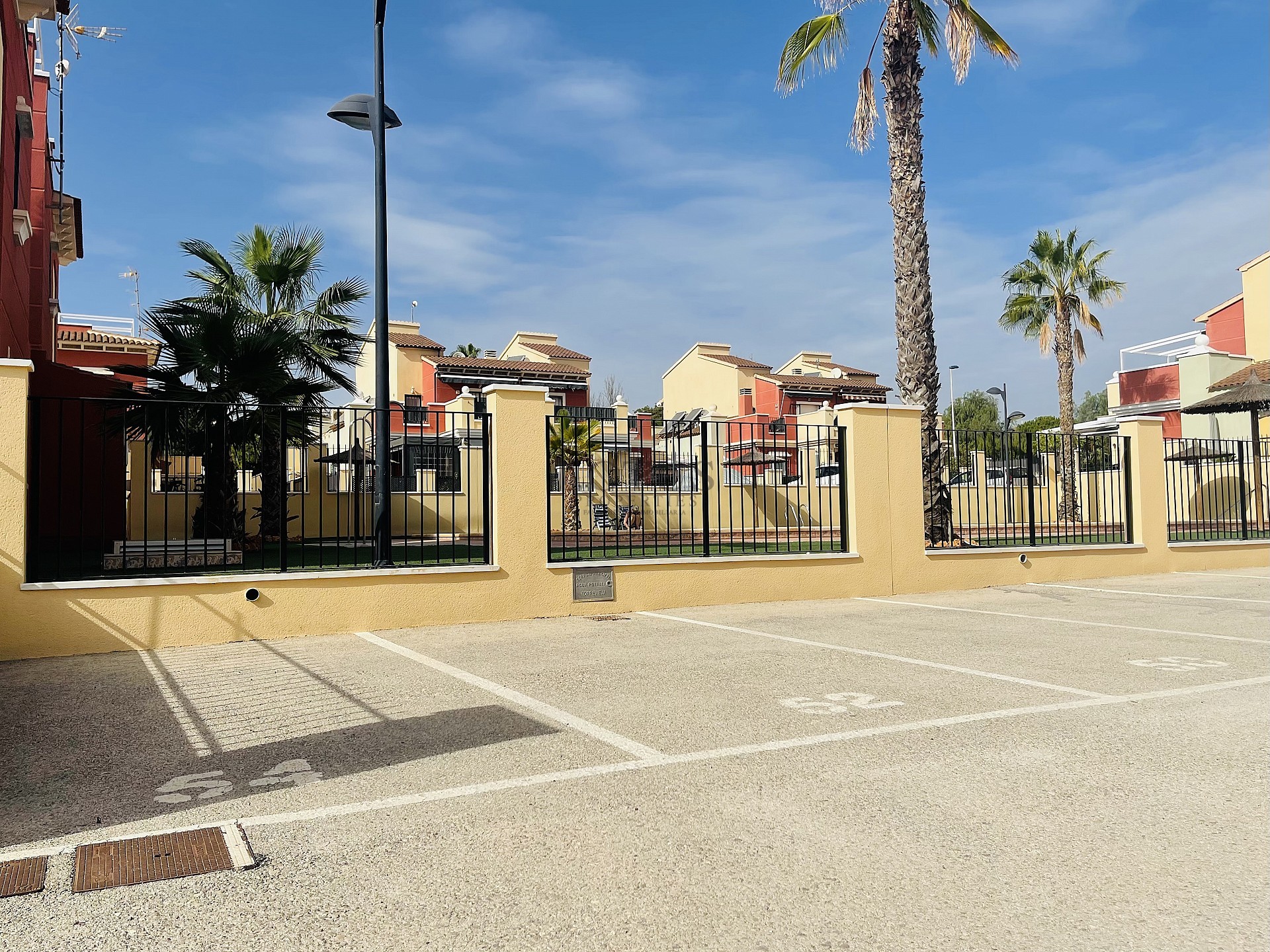 Ático en cotizada Urb. ¡Altos de la Bahía XI con azotea y vista al mar! - Lotus Properties