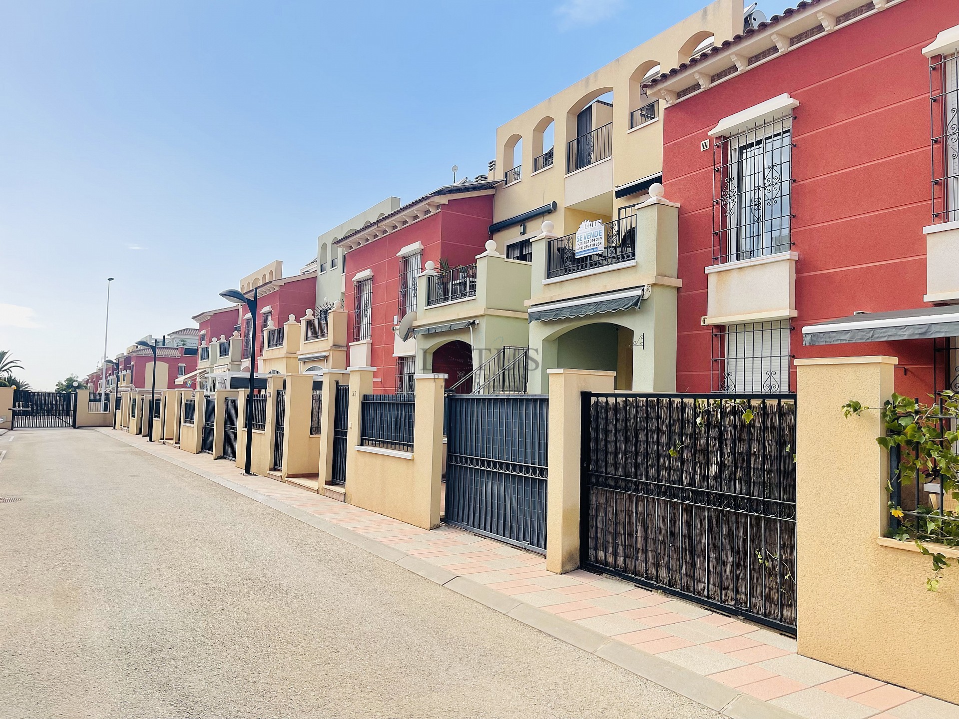 Ático en cotizada Urb. ¡Altos de la Bahía XI con azotea y vista al mar! - Lotus Properties