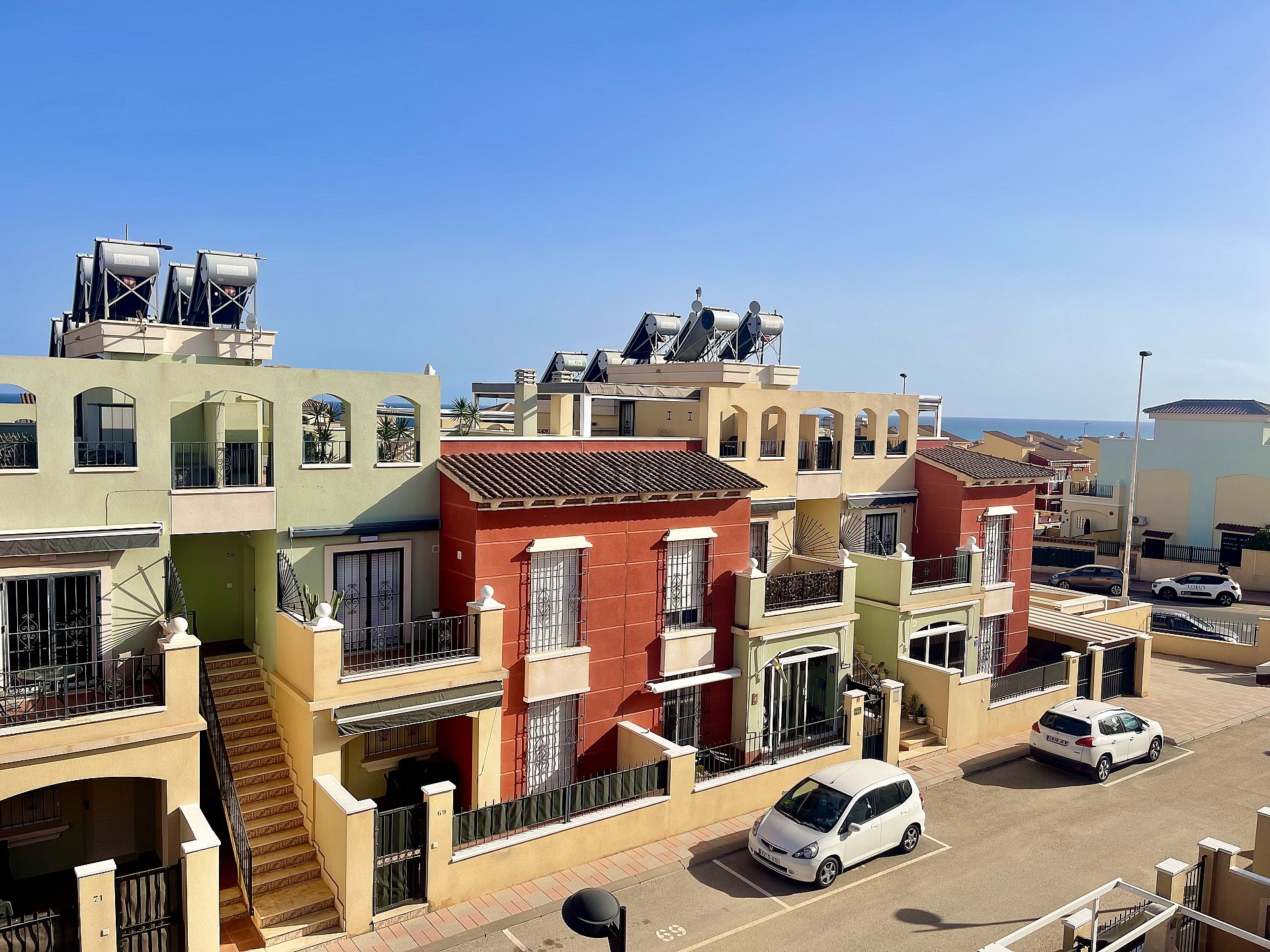 Ático en cotizada Urb. ¡Altos de la Bahía XI con azotea y vista al mar! - Lotus Properties