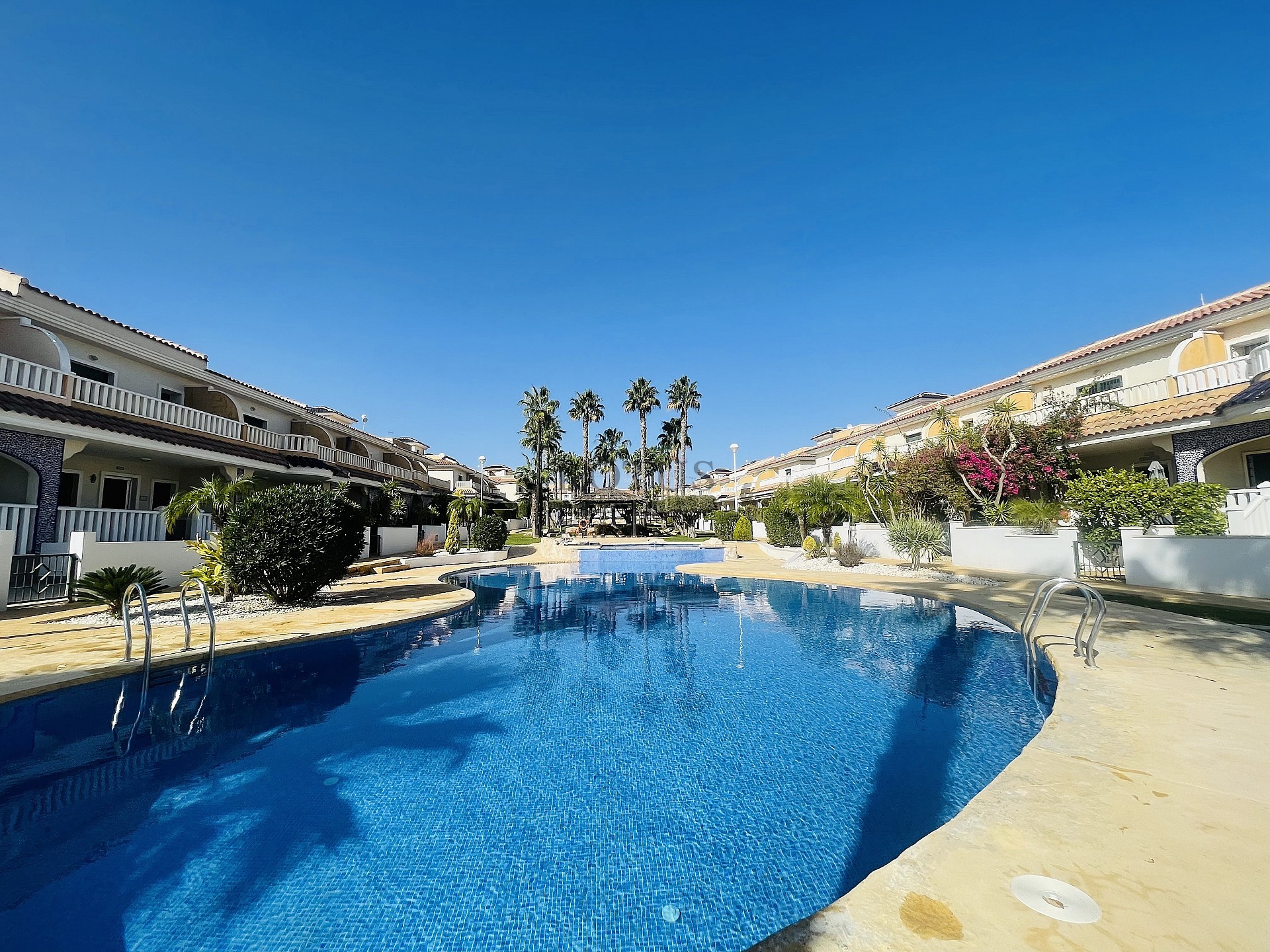 Radhus i vackra Residencial Albamar i Ciudad Quesada - Lotus Properties