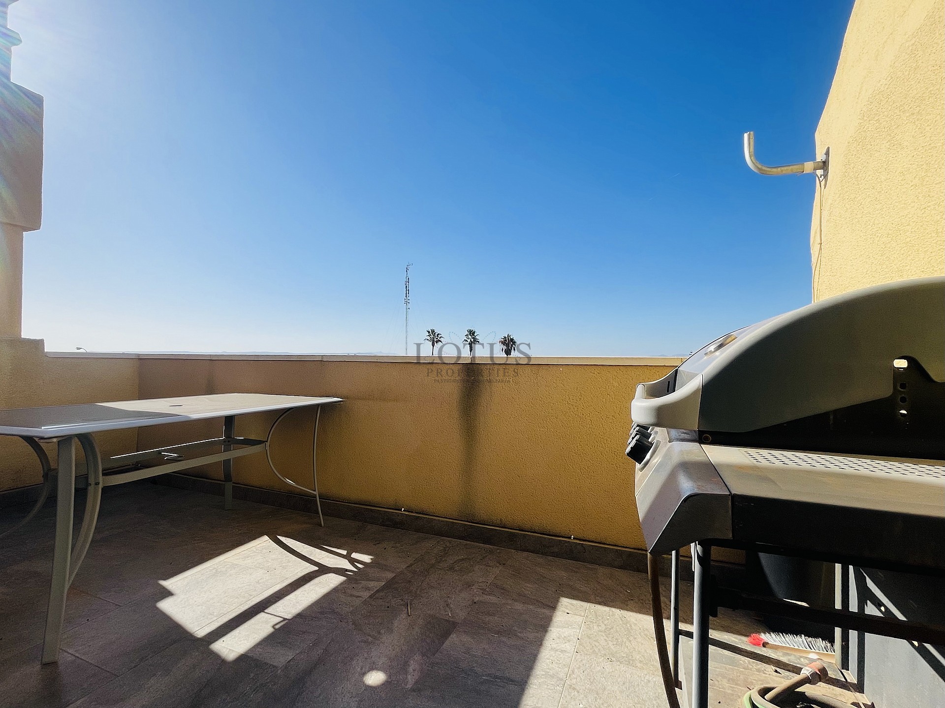 Fin Duplex lägenhet i El Chaparral med pool och terrass i väst läge! - Lotus Properties