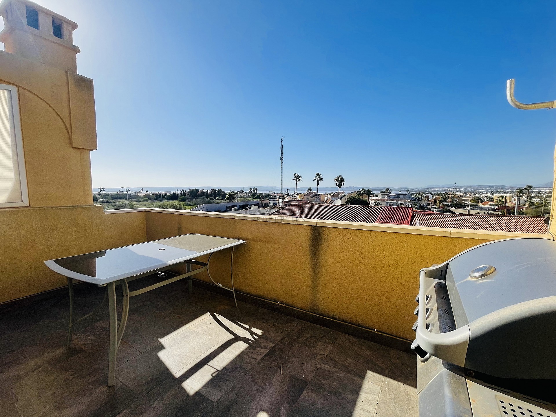 Fin Duplex lägenhet i El Chaparral med pool och terrass i väst läge! - Lotus Properties