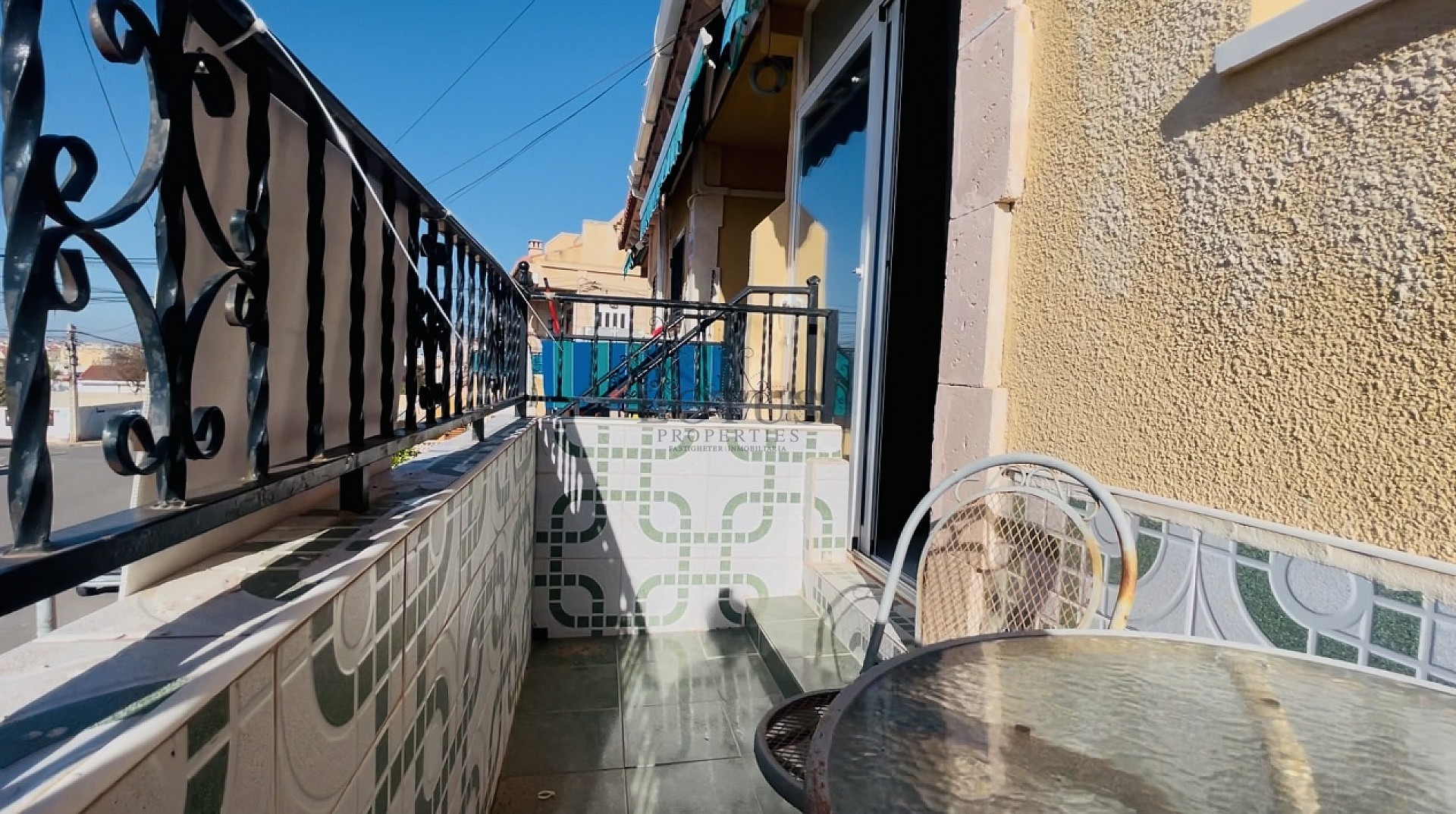 Fin Duplex lägenhet i El Chaparral med pool och terrass i väst läge! - Lotus Properties