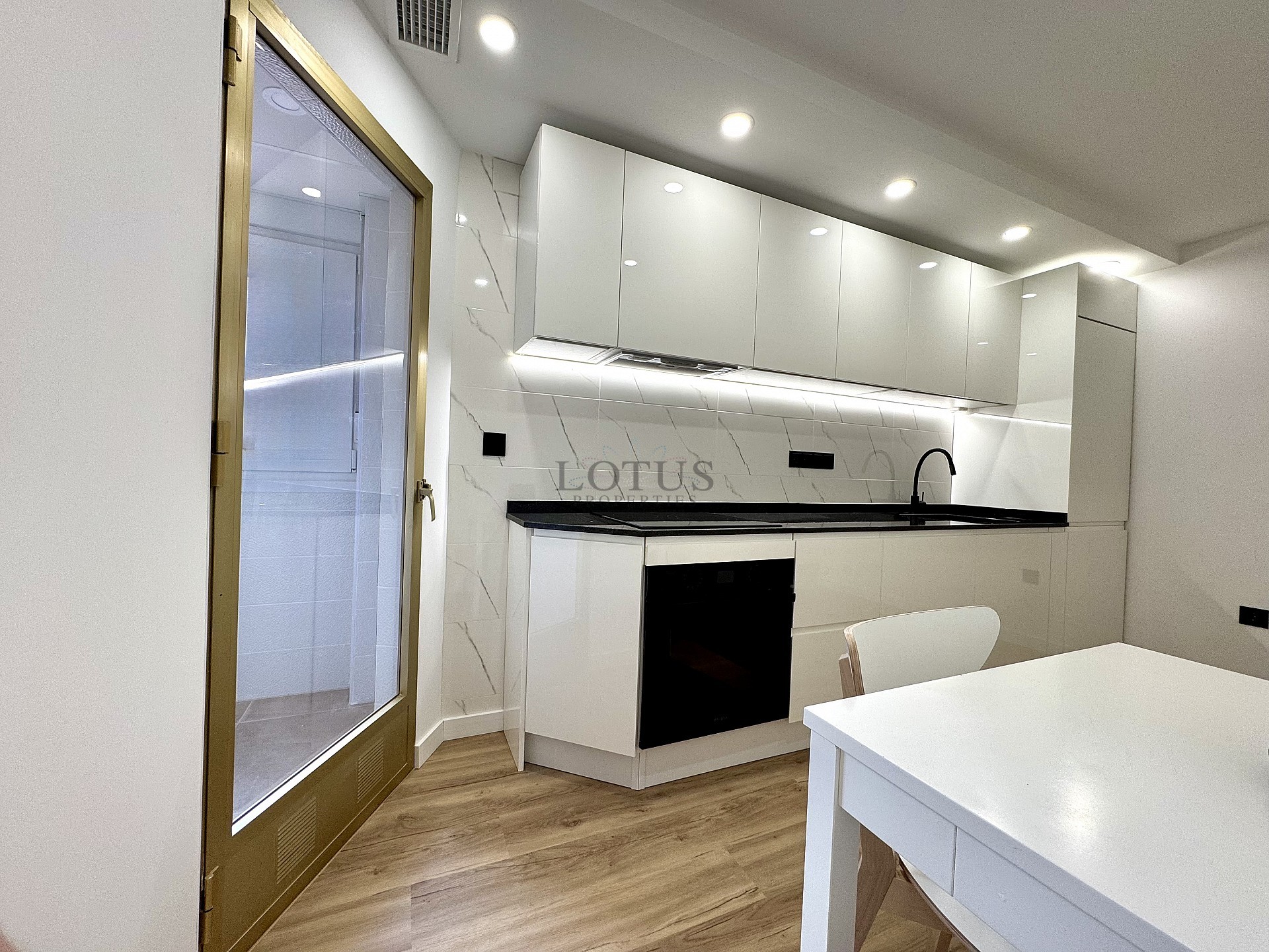 Renoverad med 3 sov, 200 m till havet  - Lotus Properties