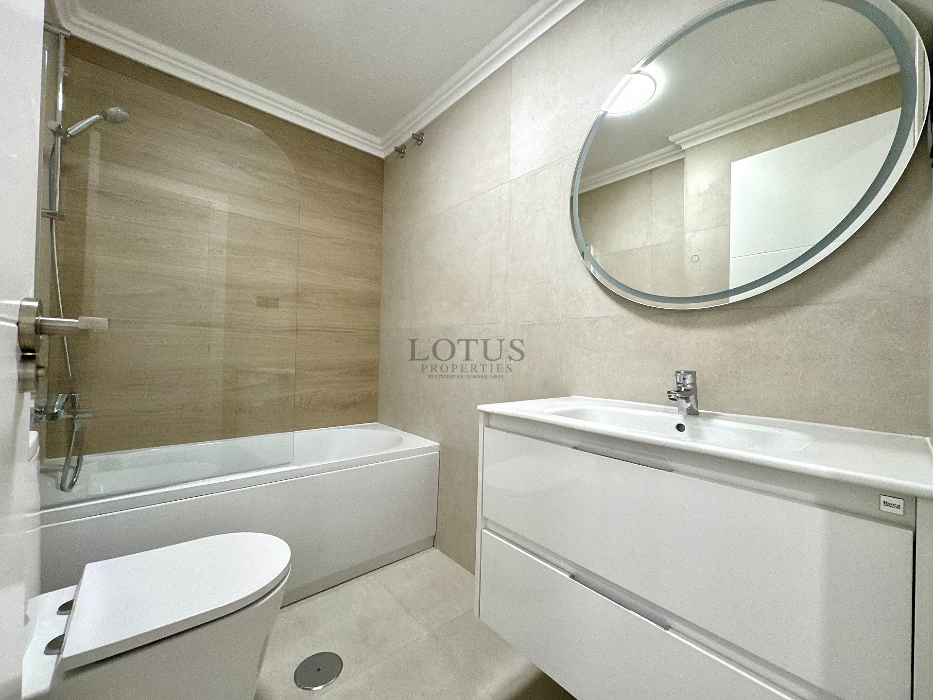 Renoverad med 3 sov, 200 m till havet  - Lotus Properties