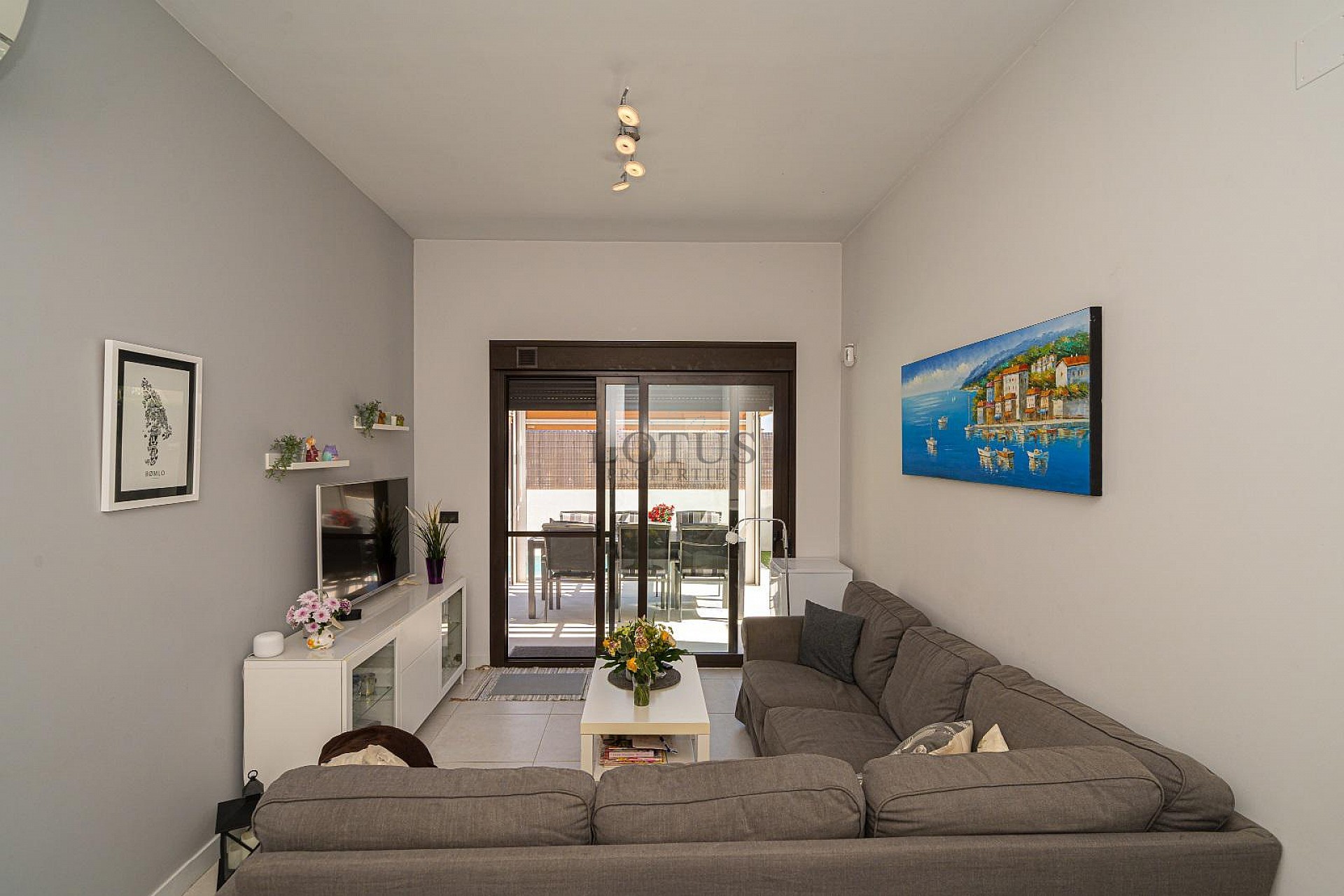 MODERN VILLA MED 3 SOVRUM OCH 2 BADRUM - PRIVAT UPPVÄRMD SALTVATTENSPOOL - Lotus Properties