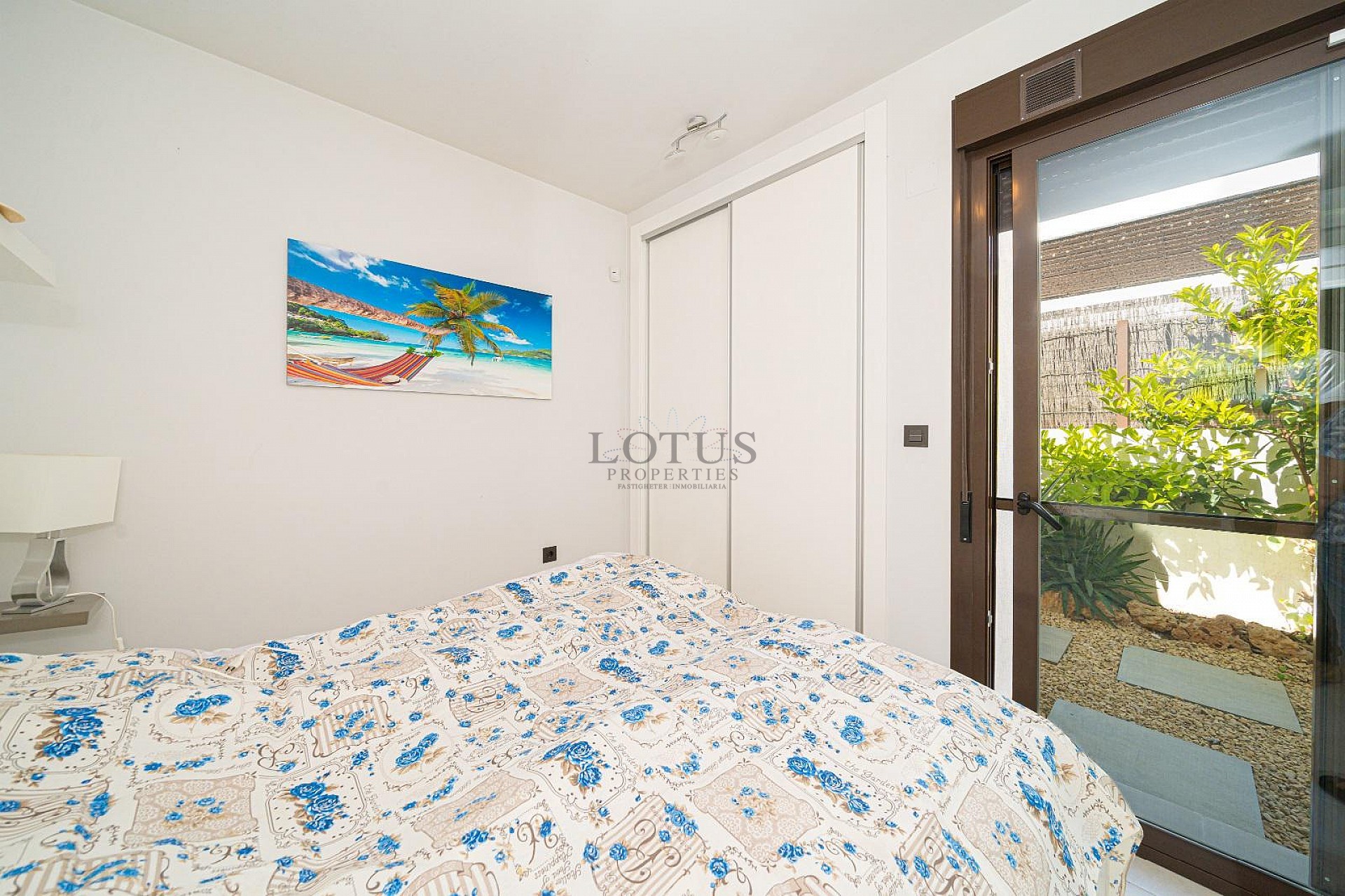 MODERN VILLA MED 3 SOVRUM OCH 2 BADRUM - PRIVAT UPPVÄRMD SALTVATTENSPOOL - Lotus Properties