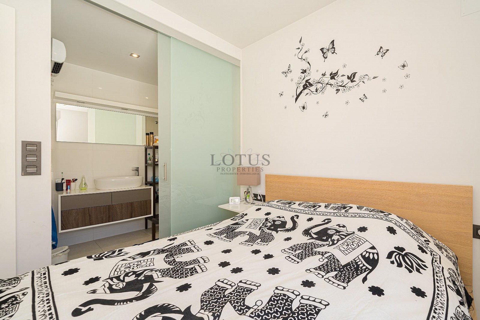 MODERN VILLA MED 3 SOVRUM OCH 2 BADRUM - PRIVAT UPPVÄRMD SALTVATTENSPOOL - Lotus Properties