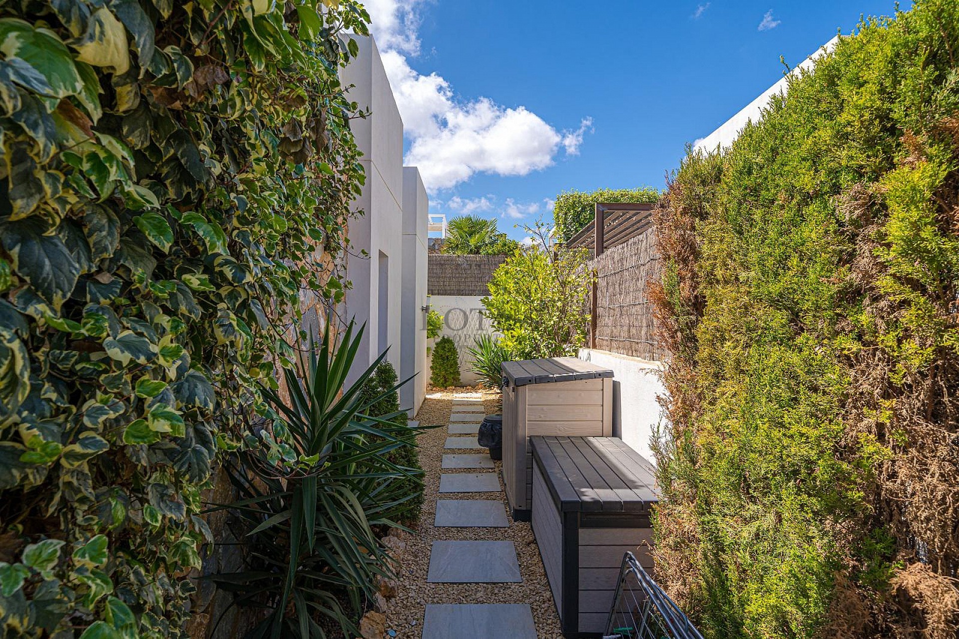 MODERN VILLA MED 3 SOVRUM OCH 2 BADRUM - PRIVAT UPPVÄRMD SALTVATTENSPOOL - Lotus Properties