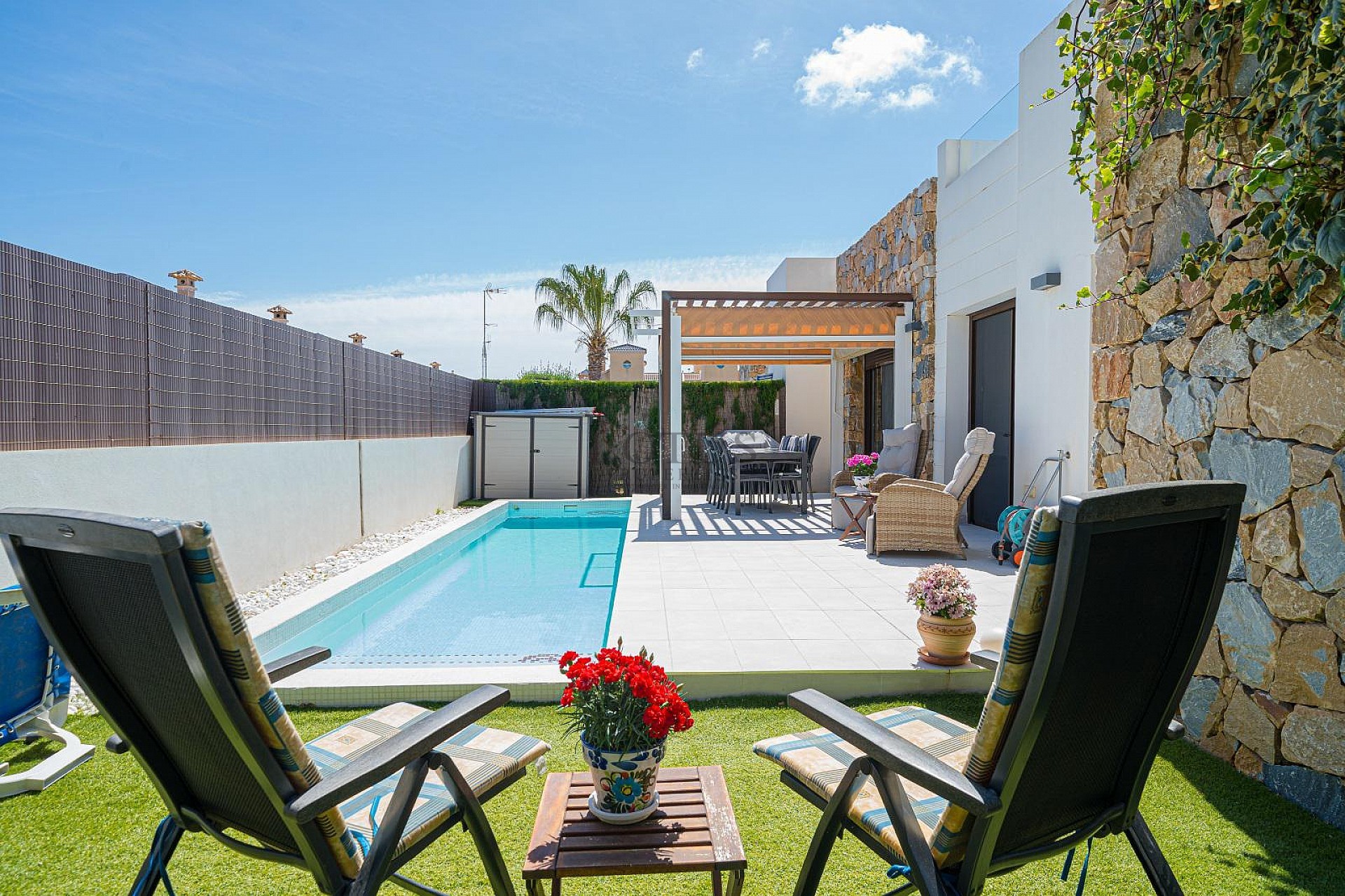 MODERN VILLA MED 3 SOVRUM OCH 2 BADRUM - PRIVAT UPPVÄRMD SALTVATTENSPOOL - Lotus Properties