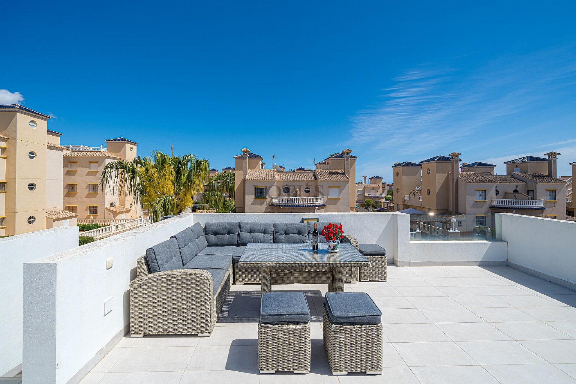 MODERN VILLA MED 3 SOVRUM OCH 2 BADRUM - PRIVAT UPPVÄRMD SALTVATTENSPOOL - Lotus Properties