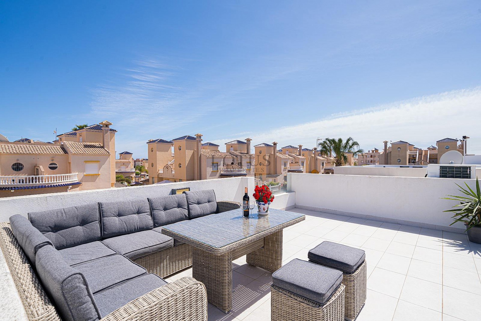 MODERN VILLA MED 3 SOVRUM OCH 2 BADRUM - PRIVAT UPPVÄRMD SALTVATTENSPOOL - Lotus Properties