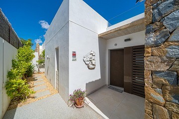 MODERN VILLA MED 3 SOVRUM OCH 2 BADRUM - PRIVAT UPPVÄRMD SALTVATTENSPOOL - Lotus Properties