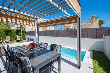 MODERN VILLA MED 3 SOVRUM OCH 2 BADRUM - PRIVAT UPPVÄRMD SALTVATTENSPOOL - Lotus Properties