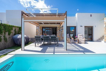 MODERN VILLA MED 3 SOVRUM OCH 2 BADRUM - PRIVAT UPPVÄRMD SALTVATTENSPOOL - Lotus Properties