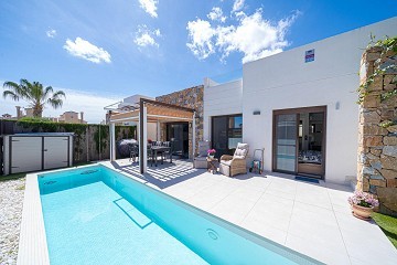 MODERN VILLA MED 3 SOVRUM OCH 2 BADRUM - PRIVAT UPPVÄRMD SALTVATTENSPOOL - Lotus Properties