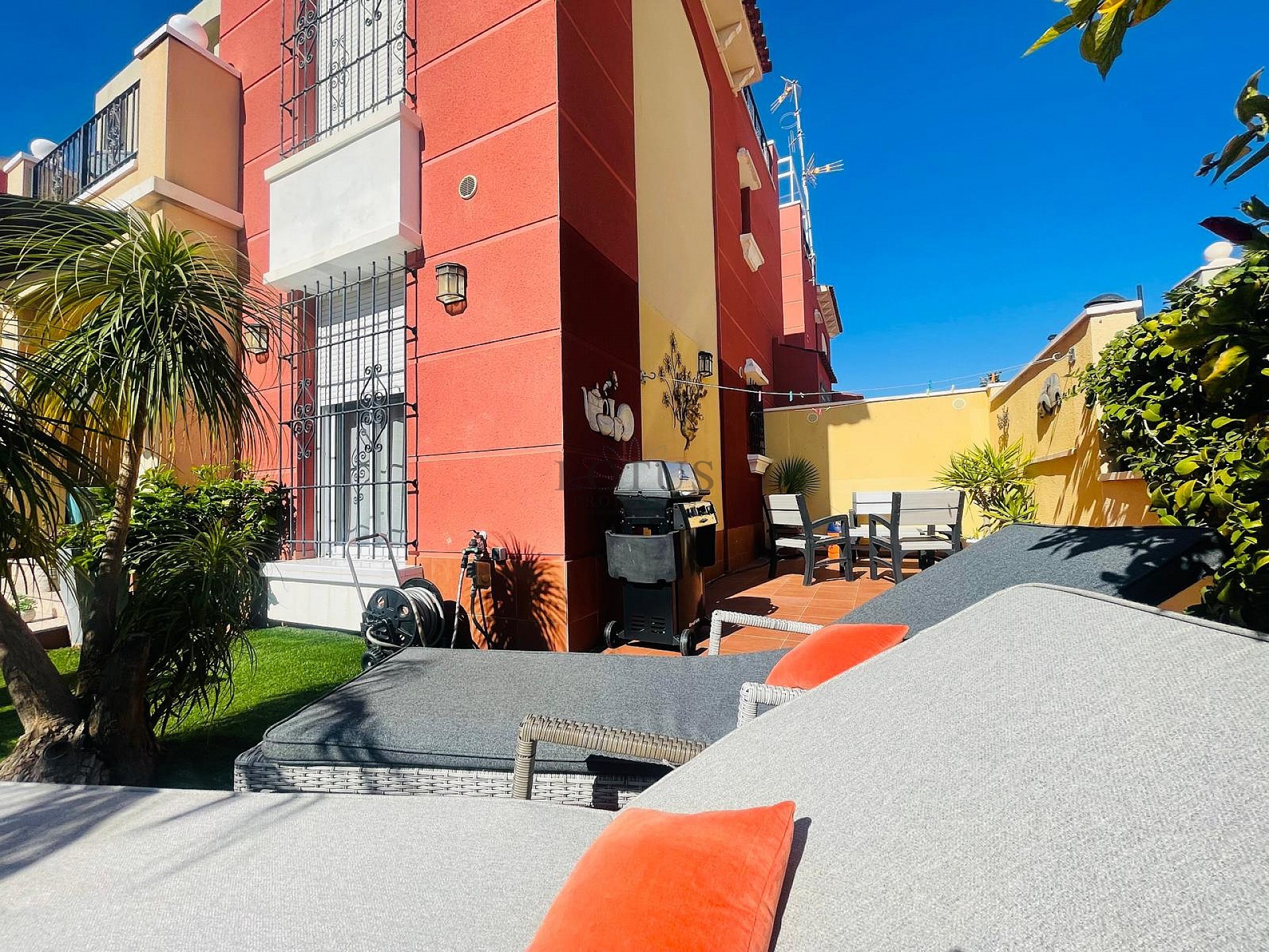 Fantastisk fin hörn markplan i Altos de la Bahia XI framför poolen! - Lotus Properties