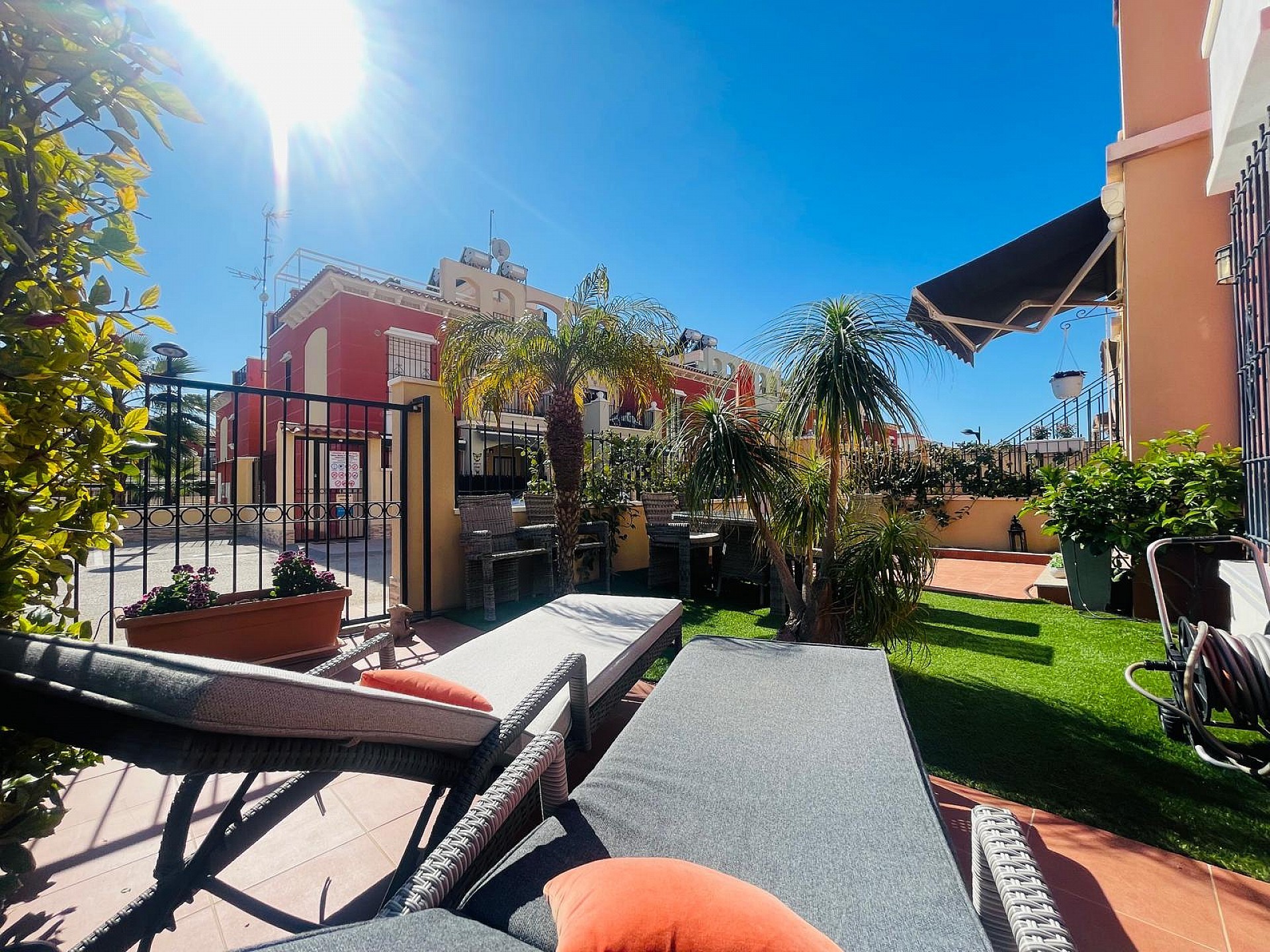 Fantastisk fin hörn markplan i Altos de la Bahia XI framför poolen! - Lotus Properties