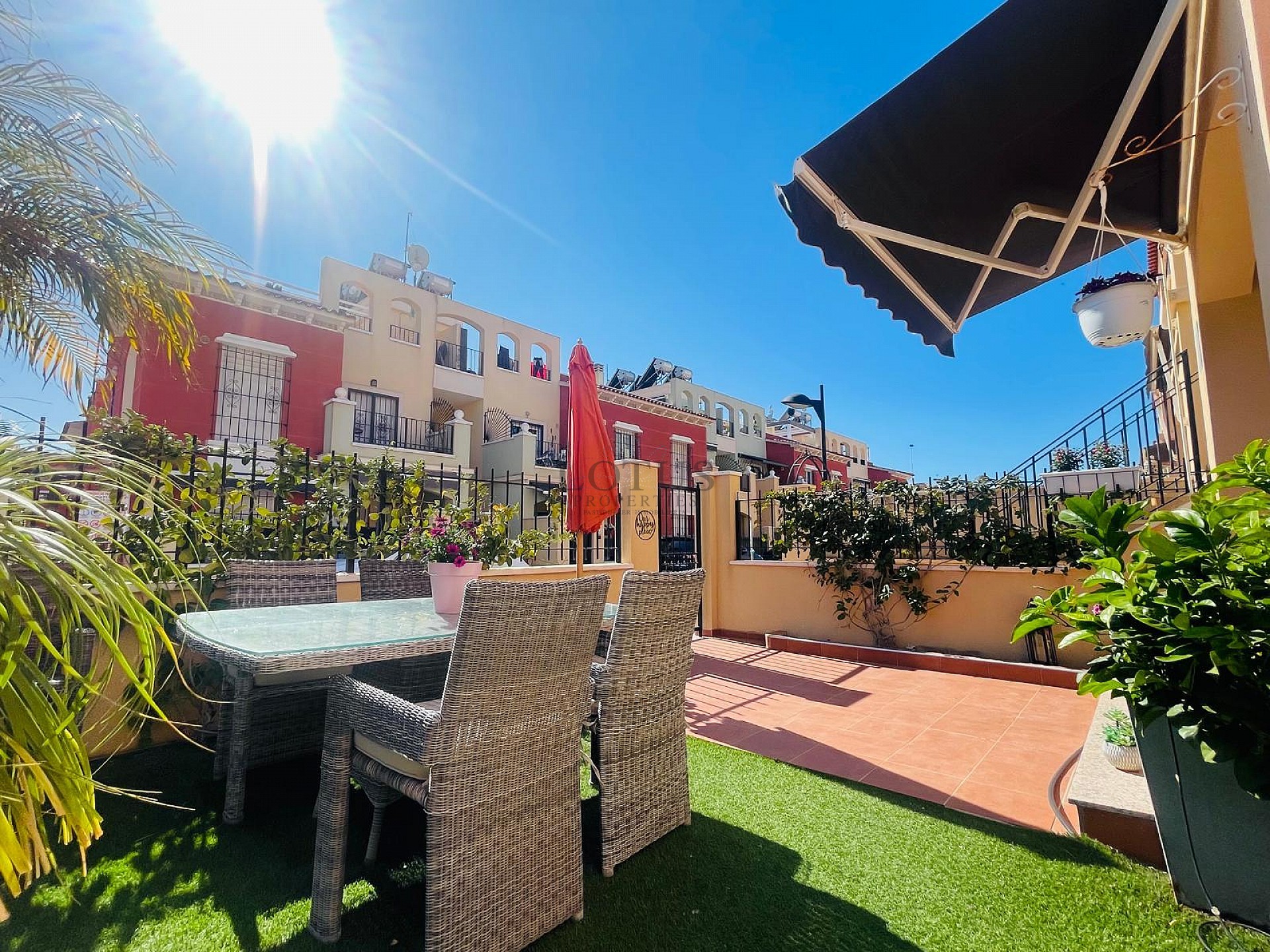 Fantastisk fin hörn markplan i Altos de la Bahia XI framför poolen! - Lotus Properties