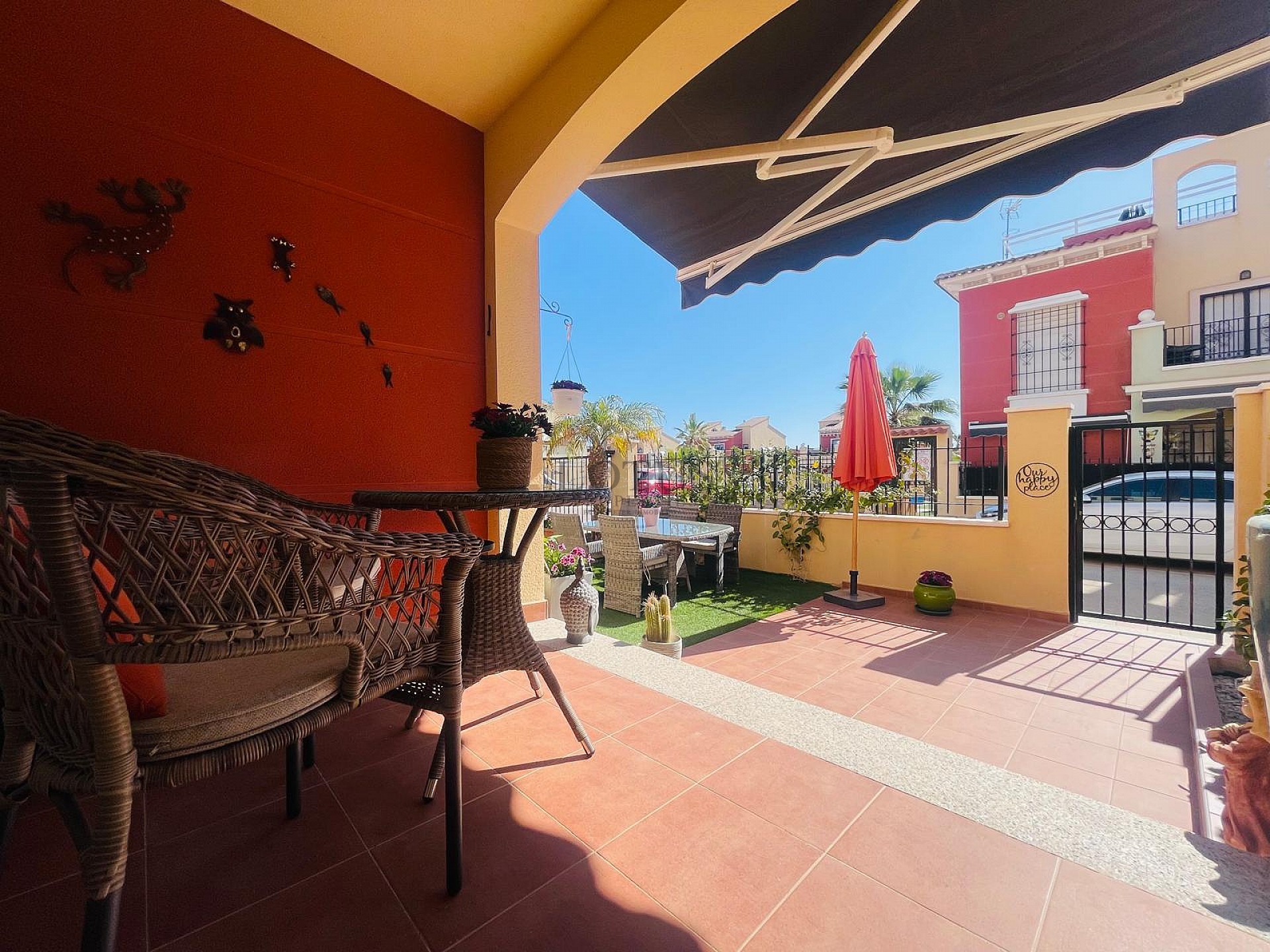 Fantastisk fin hörn markplan i Altos de la Bahia XI framför poolen! - Lotus Properties