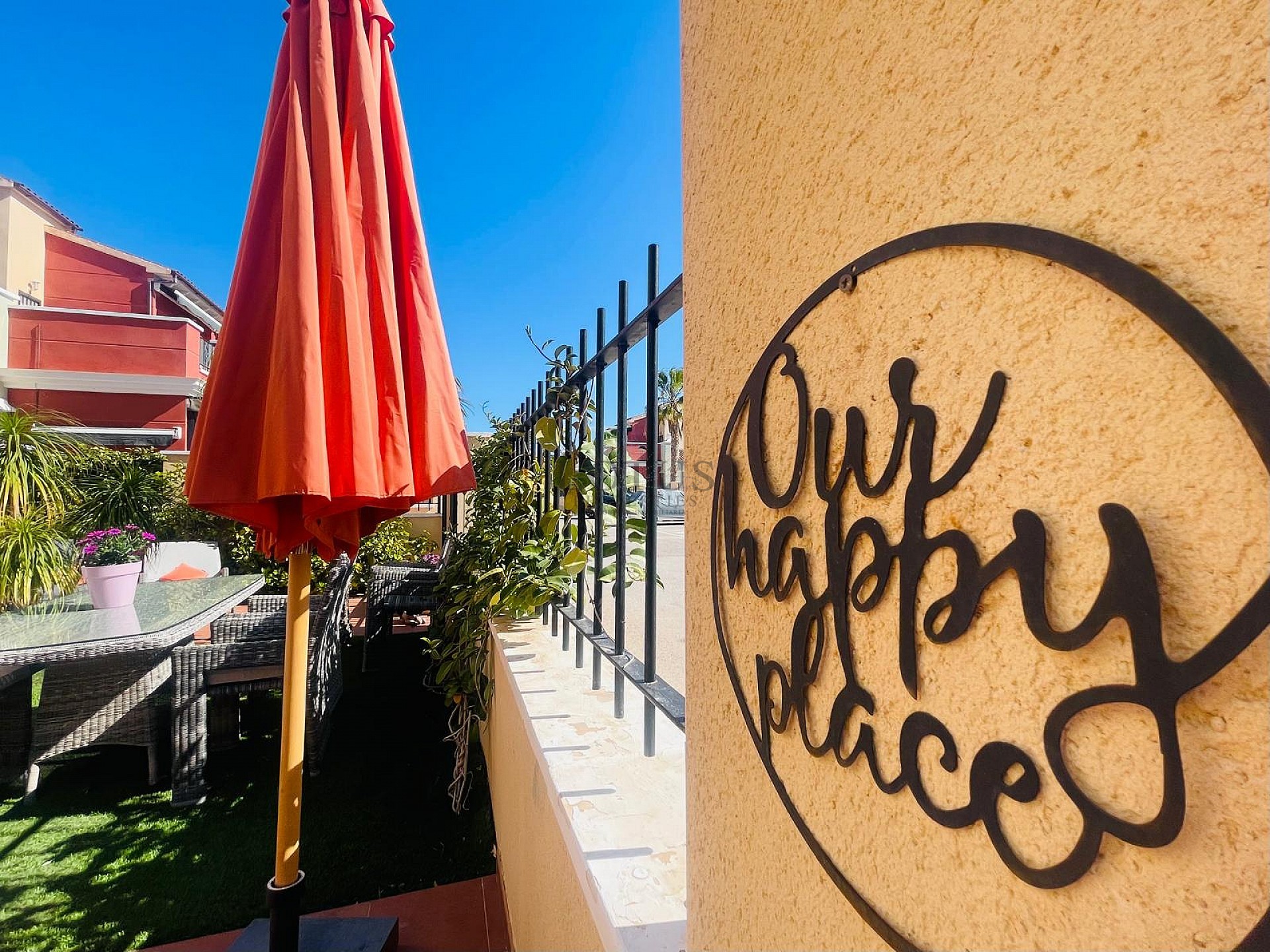 Fantastisk fin hörn markplan i Altos de la Bahia XI framför poolen! - Lotus Properties