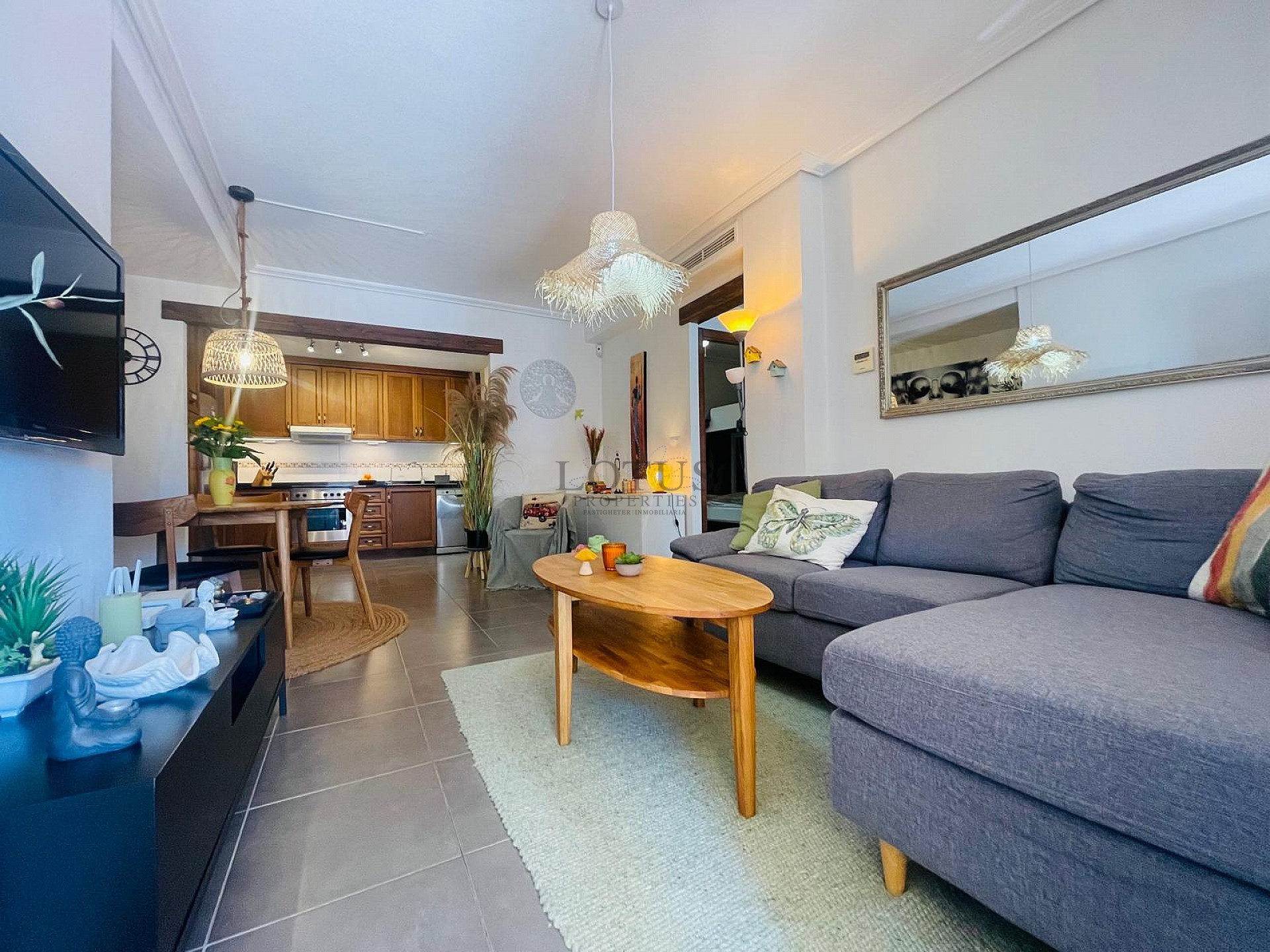 Fantastisk fin hörn markplan i Altos de la Bahia XI framför poolen! - Lotus Properties