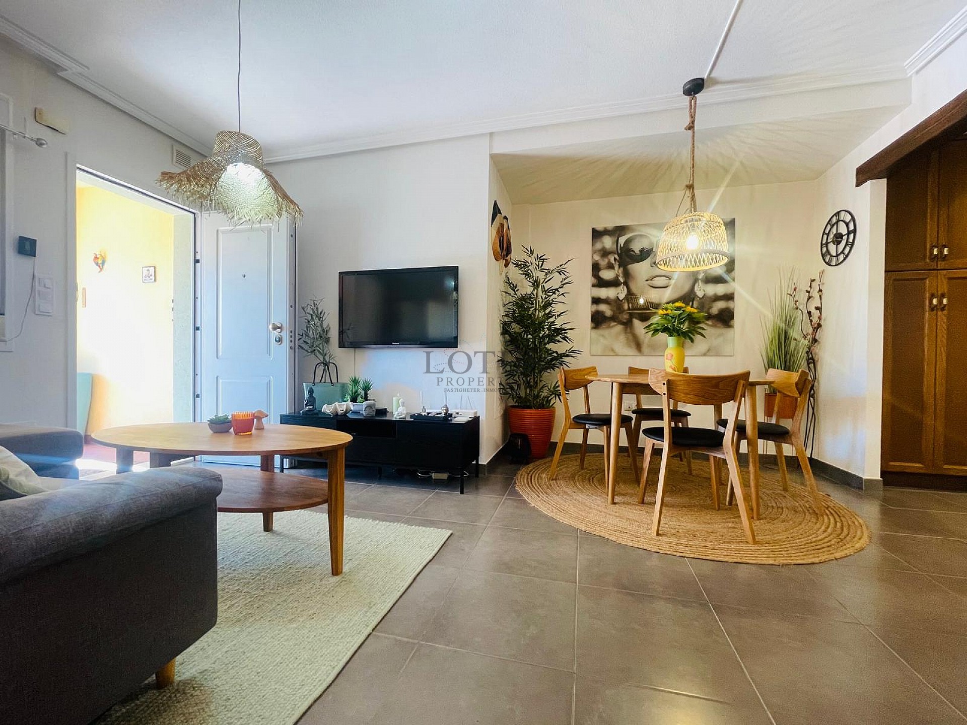 Fantastisk fin hörn markplan i Altos de la Bahia XI framför poolen! - Lotus Properties