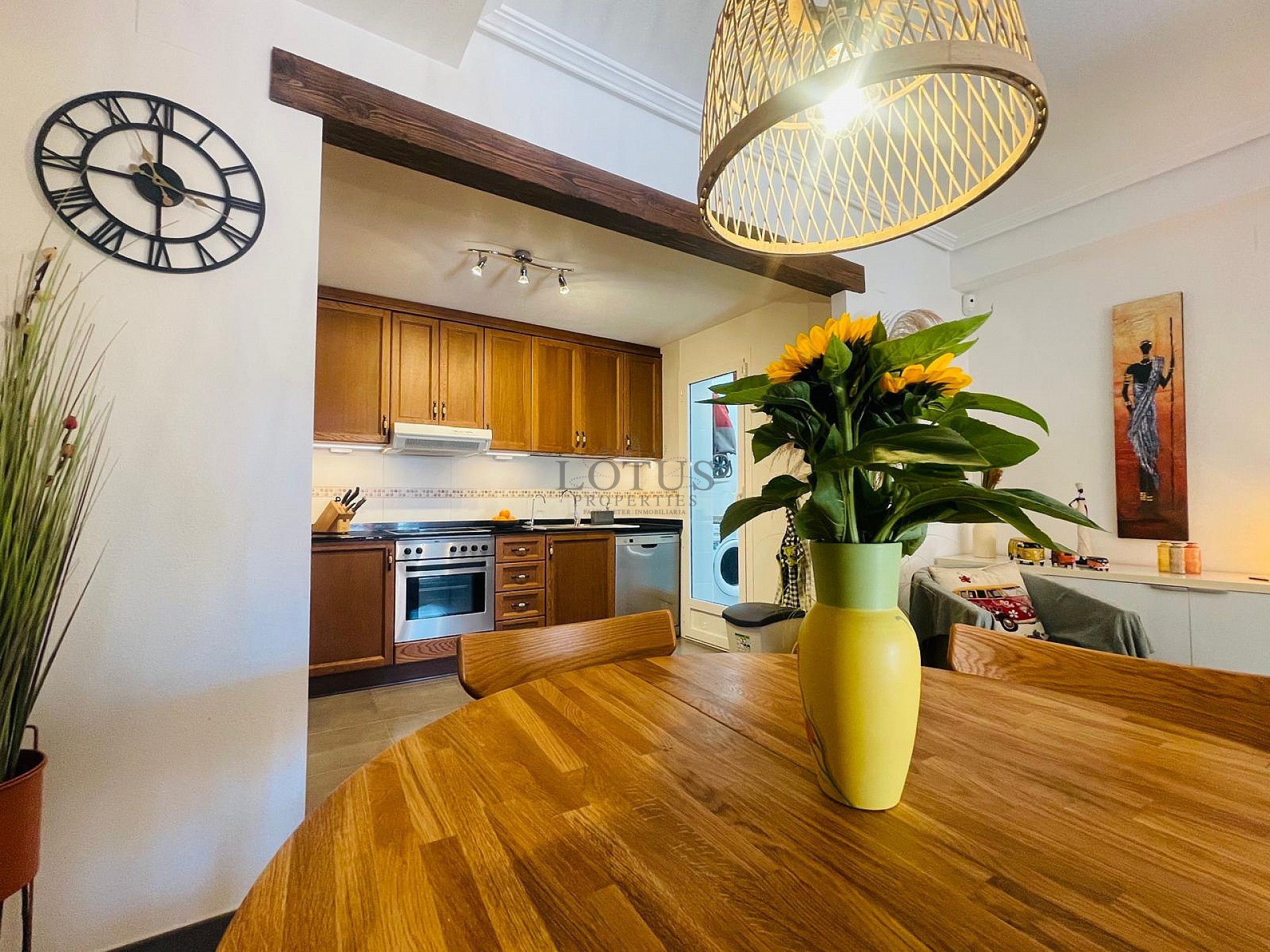 Fantastisk fin hörn markplan i Altos de la Bahia XI framför poolen! - Lotus Properties