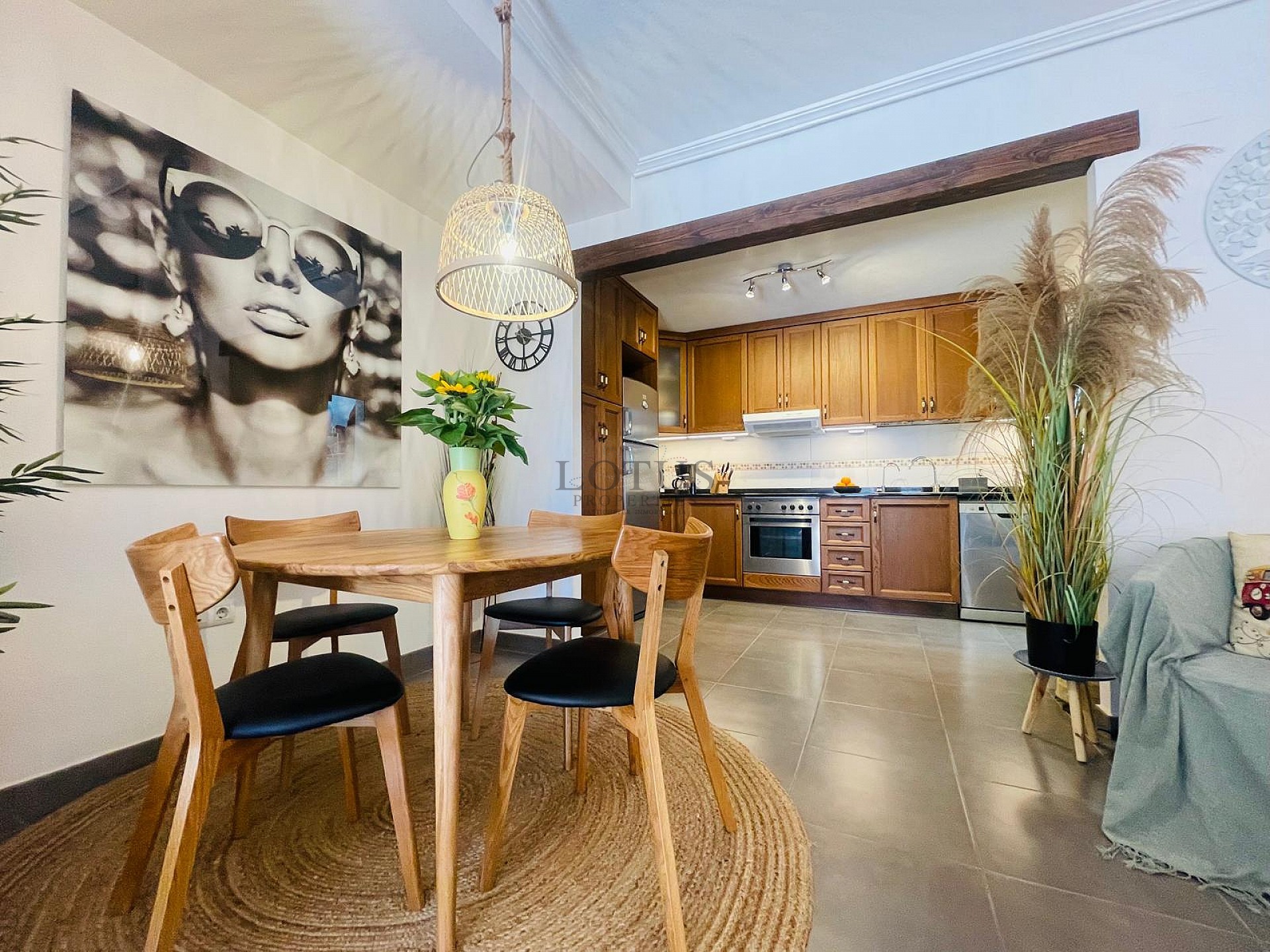 Fantastisk fin hörn markplan i Altos de la Bahia XI framför poolen! - Lotus Properties