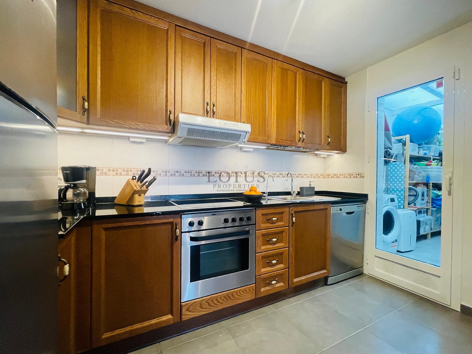 Fantastisk fin hörn markplan i Altos de la Bahia XI framför poolen! - Lotus Properties