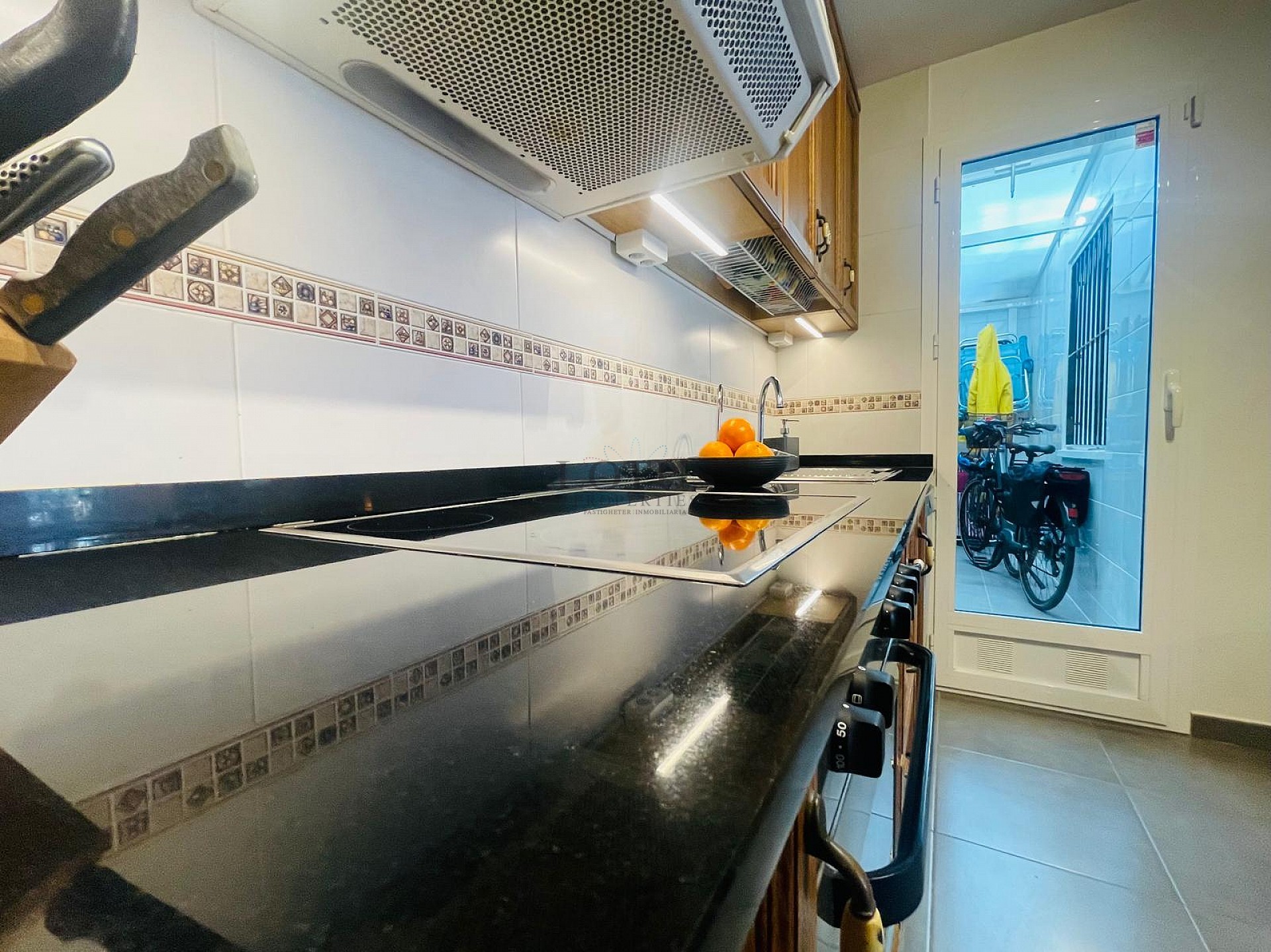 Fantastisk fin hörn markplan i Altos de la Bahia XI framför poolen! - Lotus Properties