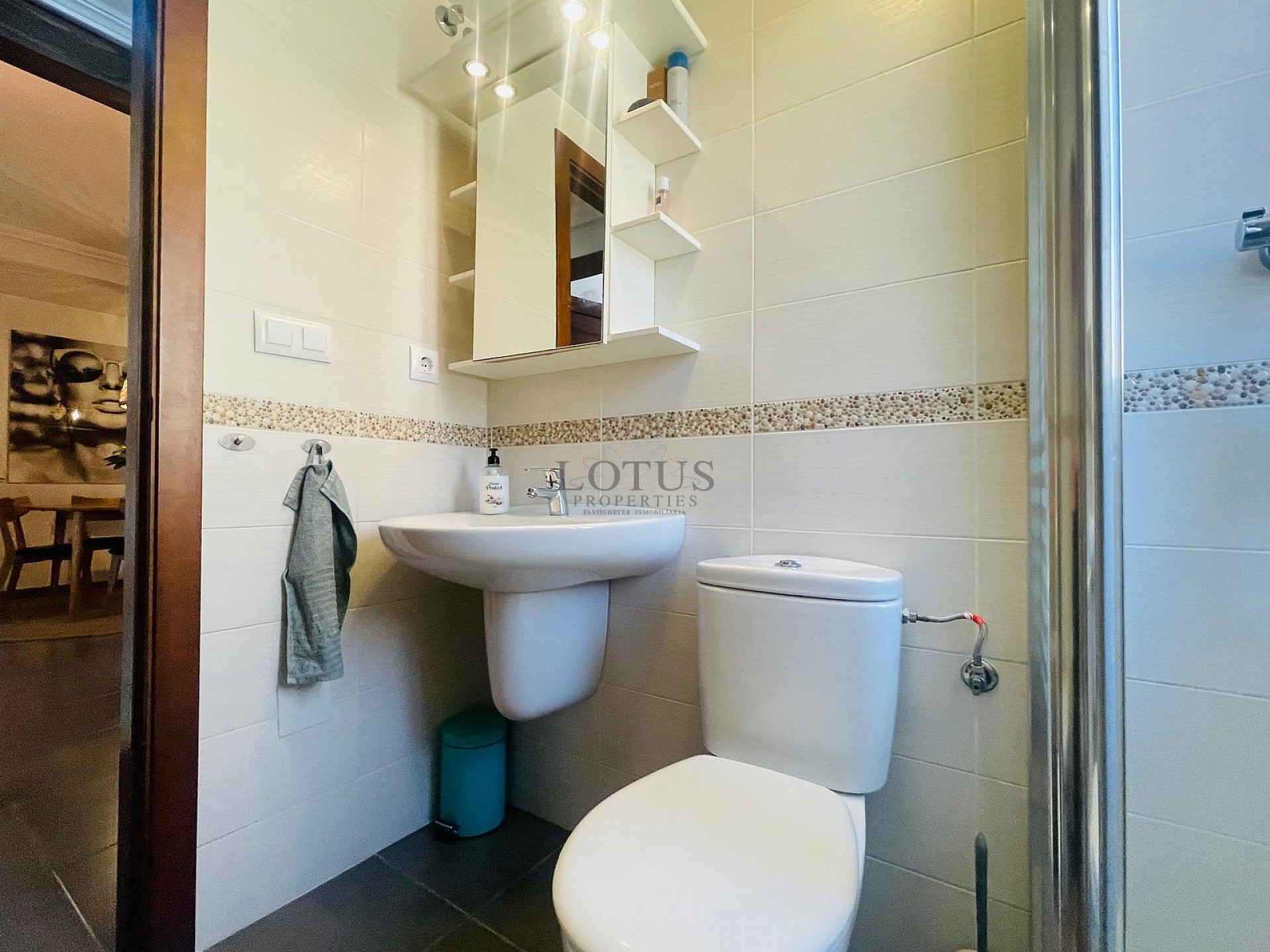 Fantastisk fin hörn markplan i Altos de la Bahia XI framför poolen! - Lotus Properties