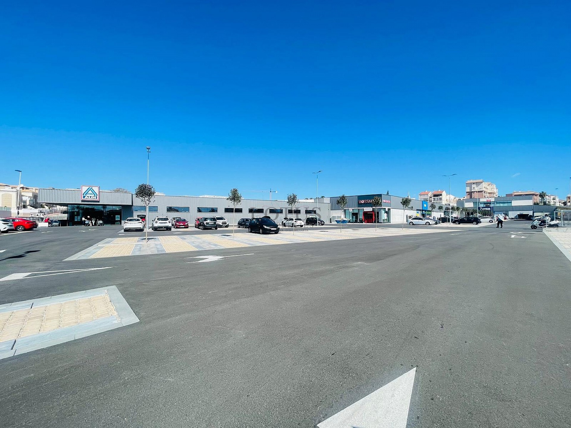 Fantastisk fin hörn markplan i Altos de la Bahia XI framför poolen! - Lotus Properties