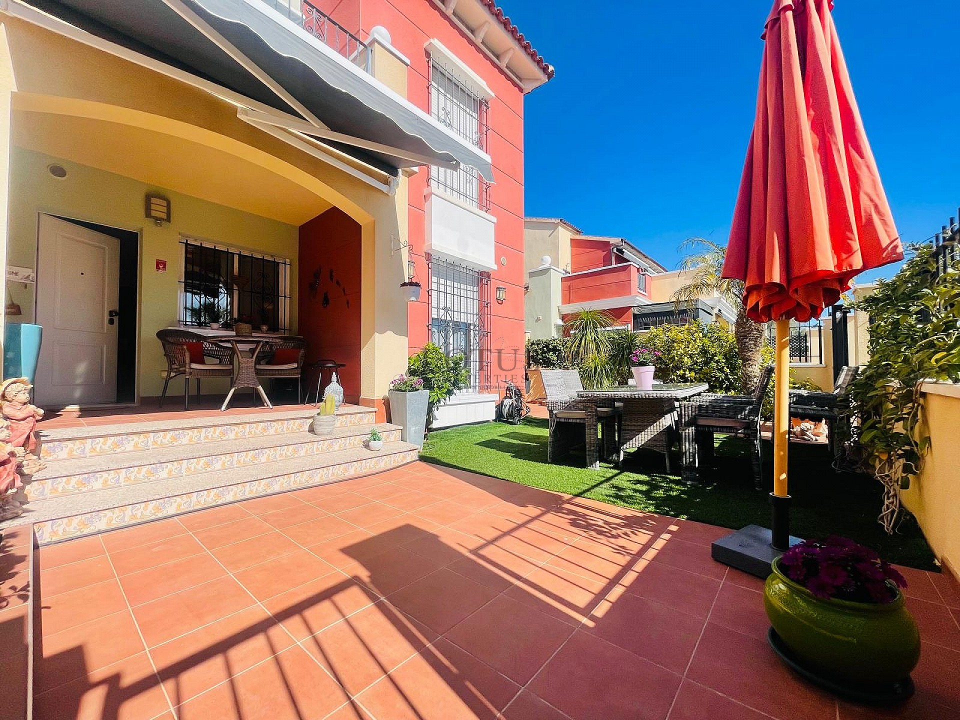 Fantastisk fin hörn markplan i Altos de la Bahia XI framför poolen! - Lotus Properties