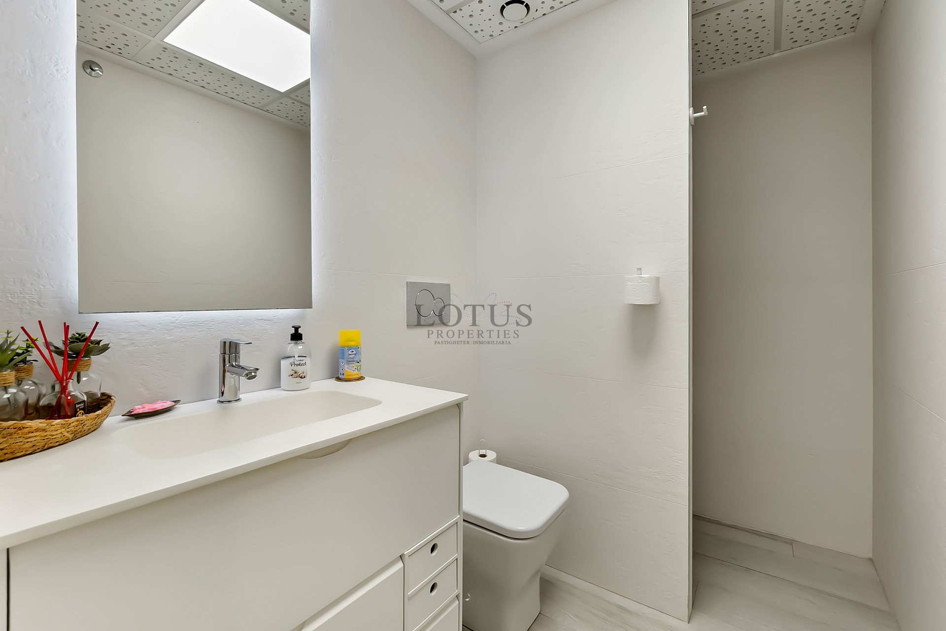 FANTASTISK LÄGENHET MED 3 SOVRUM BARA 90 METER FRÅN PLAYA DEL CURA I TORREVIEJA MED POOL  - Lotus Properties