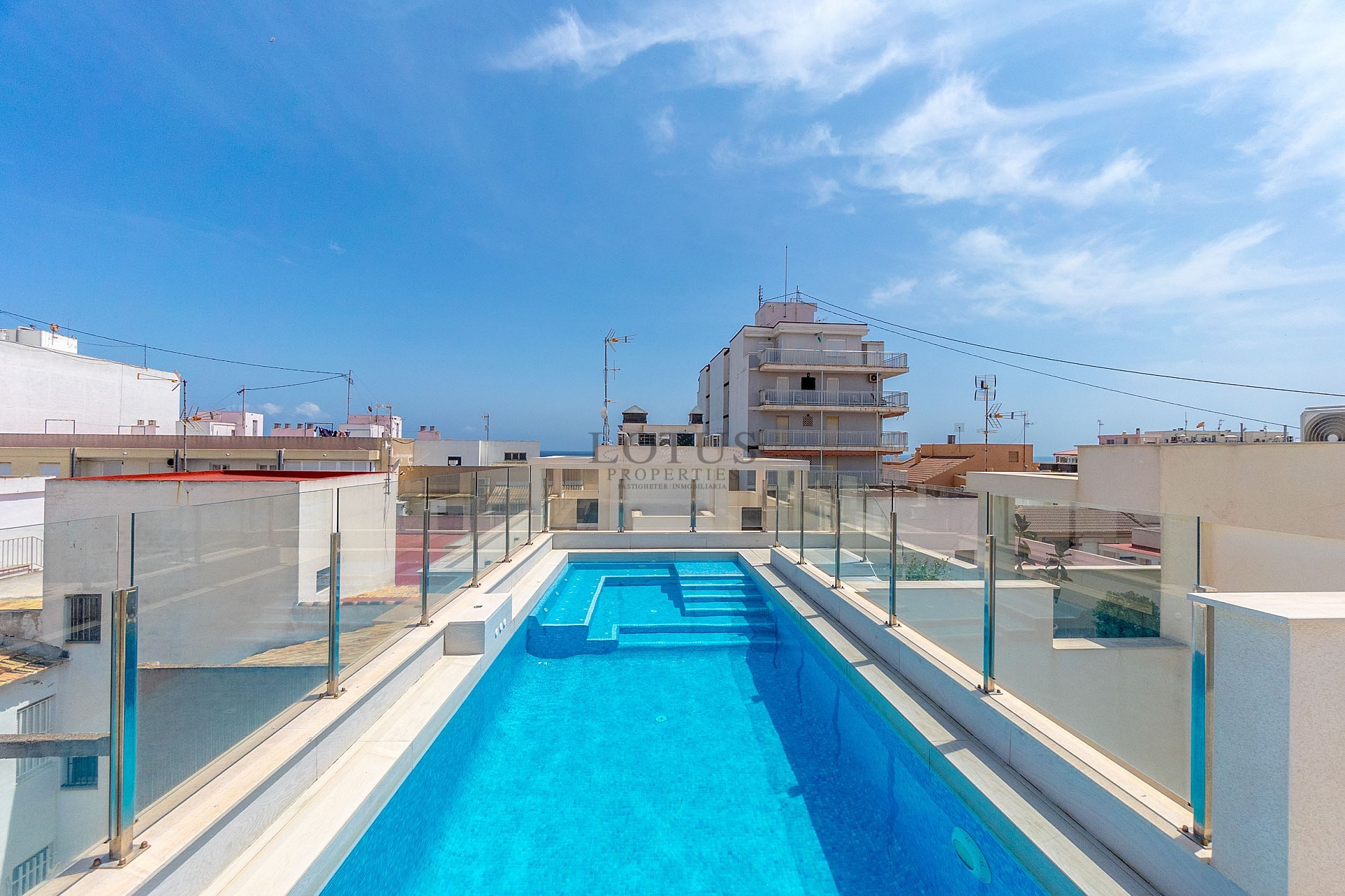 FANTASTISK LÄGENHET MED 3 SOVRUM BARA 90 METER FRÅN PLAYA DEL CURA I TORREVIEJA MED POOL  - Lotus Properties