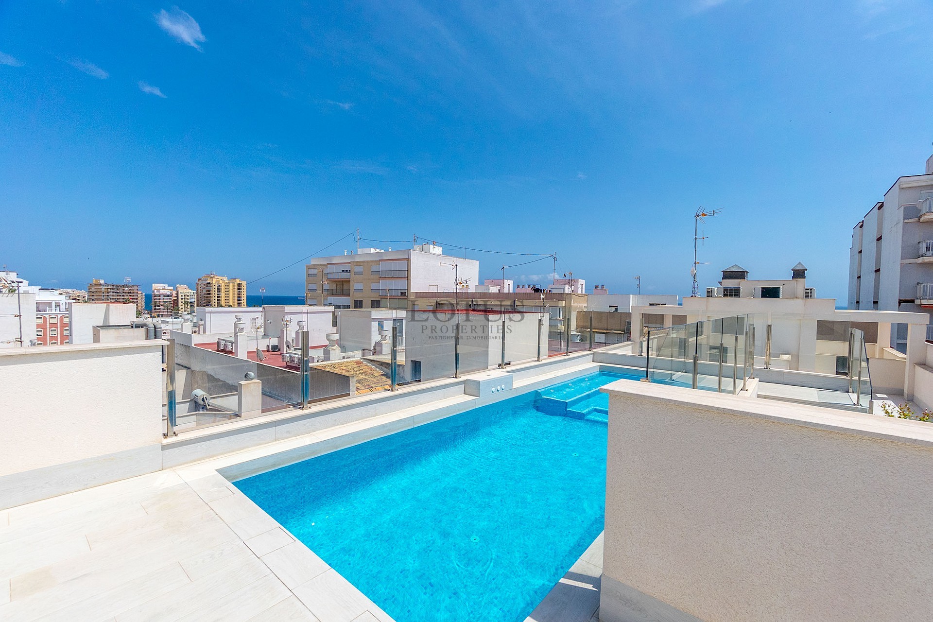 FANTASTISK LÄGENHET MED 3 SOVRUM BARA 90 METER FRÅN PLAYA DEL CURA I TORREVIEJA MED POOL  - Lotus Properties