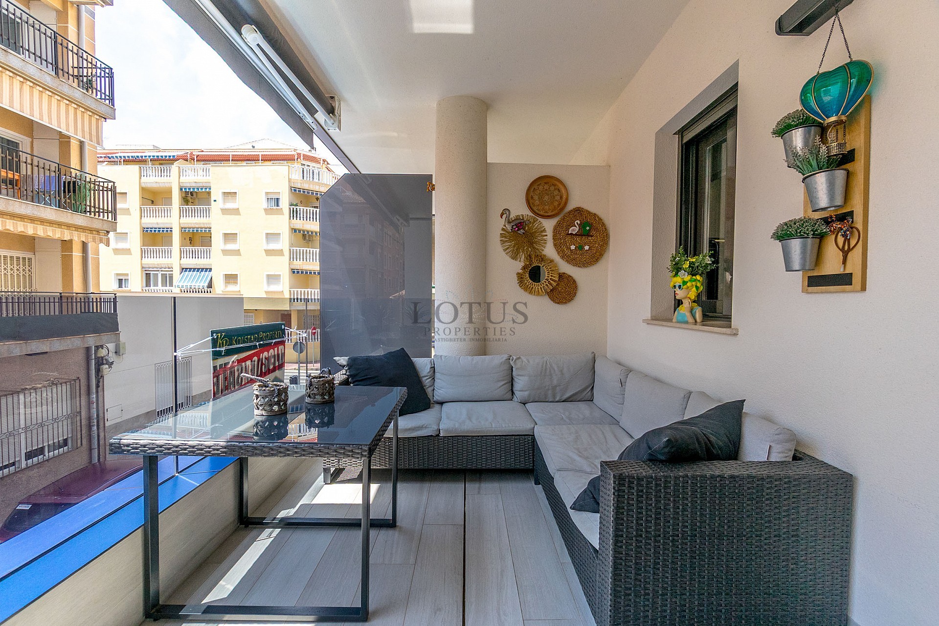 FANTASTISK LÄGENHET MED 3 SOVRUM BARA 90 METER FRÅN PLAYA DEL CURA I TORREVIEJA MED POOL  - Lotus Properties