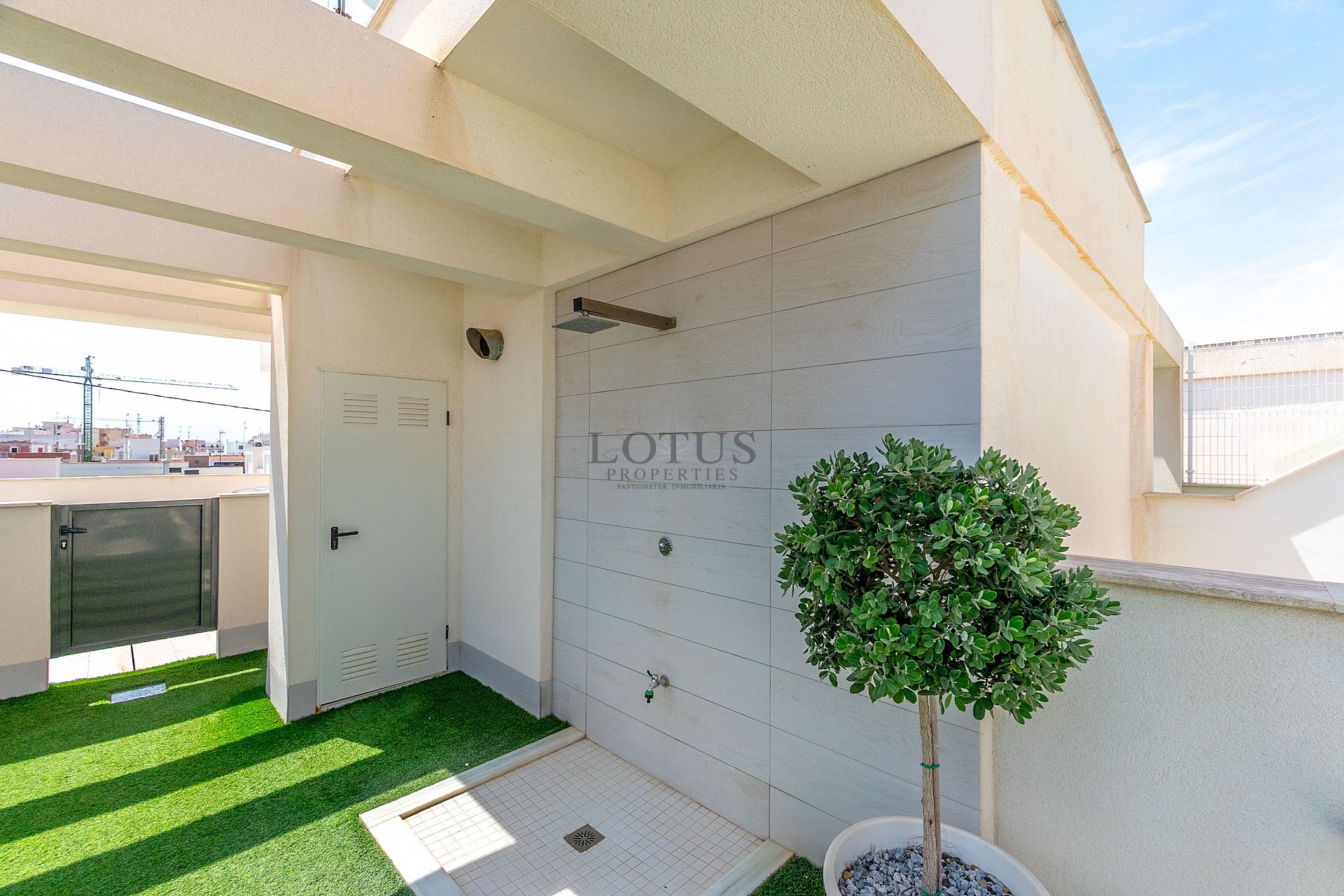 FANTASTISK LÄGENHET MED 3 SOVRUM BARA 90 METER FRÅN PLAYA DEL CURA I TORREVIEJA MED POOL  - Lotus Properties
